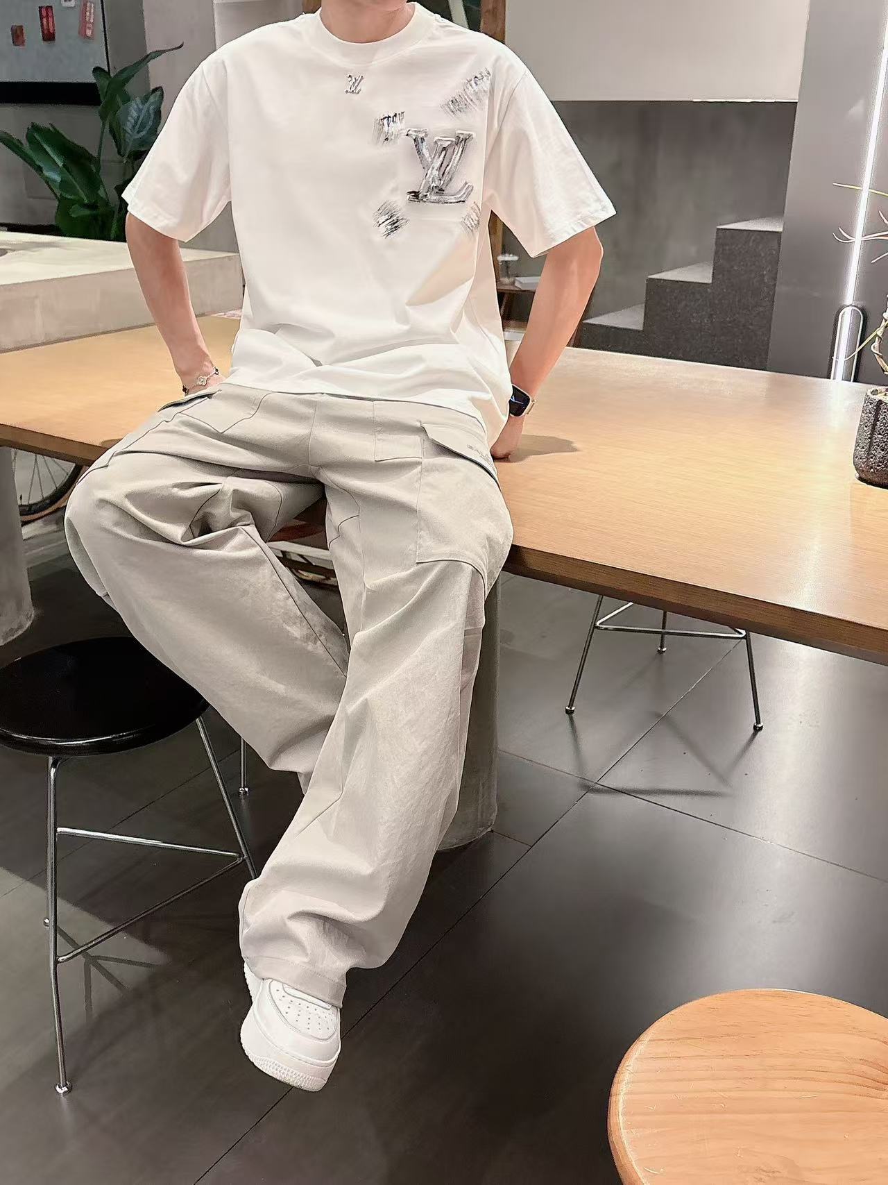 LV * 𝟐6𝐬s 春夏休闲短袖定制面料 品牌经典LOGO 工艺精致 休闲百搭 【𝐒𝐢𝐳𝐞：码数】 S-