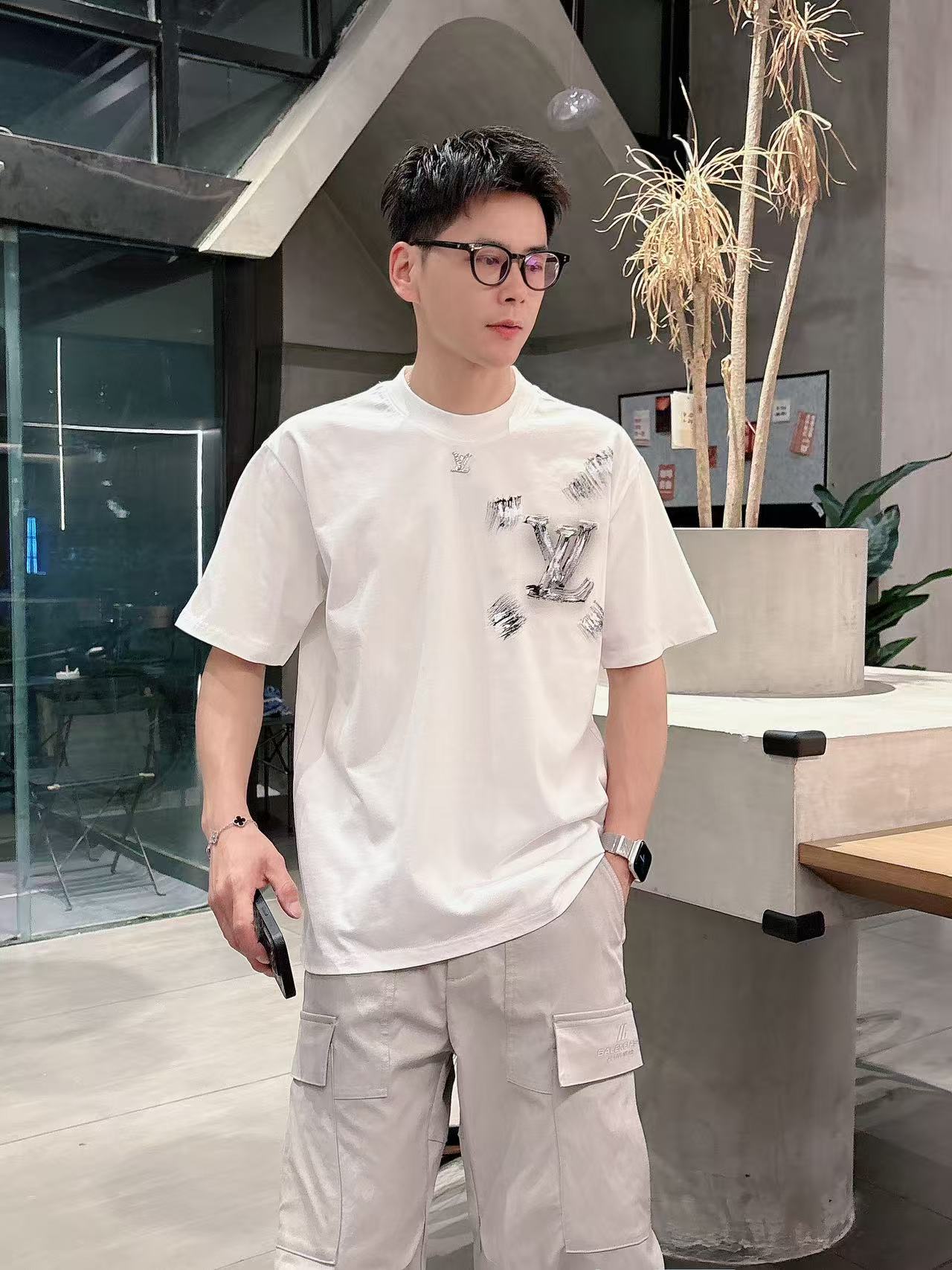 LV * 𝟐6𝐬s 春夏休闲短袖定制面料 品牌经典LOGO 工艺精致 休闲百搭 【𝐒𝐢𝐳𝐞：码数】 S-