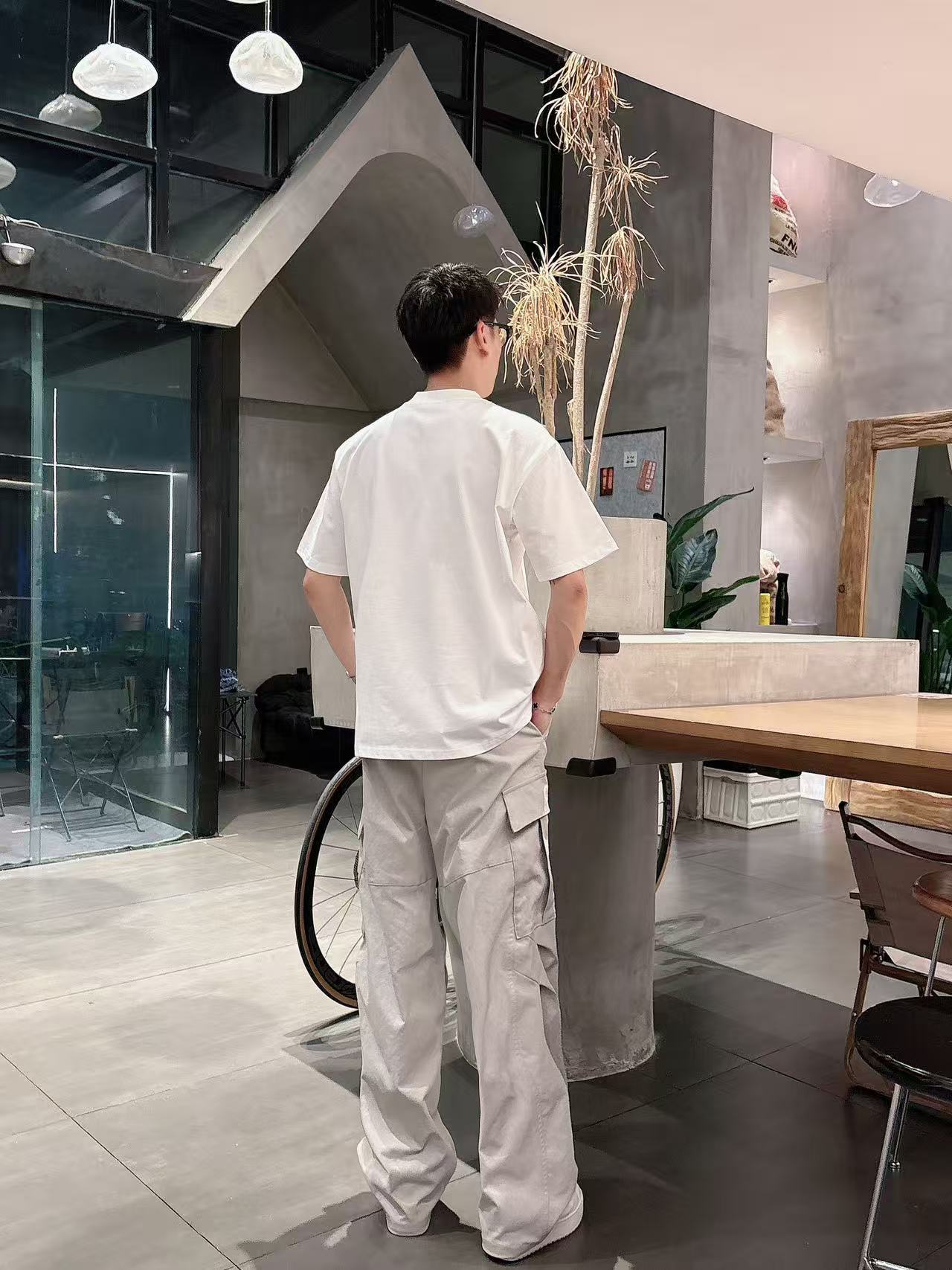 LV * 𝟐6𝐬s 春夏休闲短袖定制面料 品牌经典LOGO 工艺精致 休闲百搭 【𝐒𝐢𝐳𝐞：码数】 S-