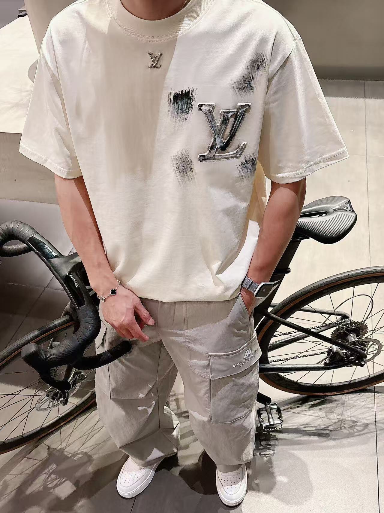 LV * 𝟐6𝐬s 春夏休闲短袖定制面料 品牌经典LOGO 工艺精致 休闲百搭 【𝐒𝐢𝐳𝐞：码数】 S-