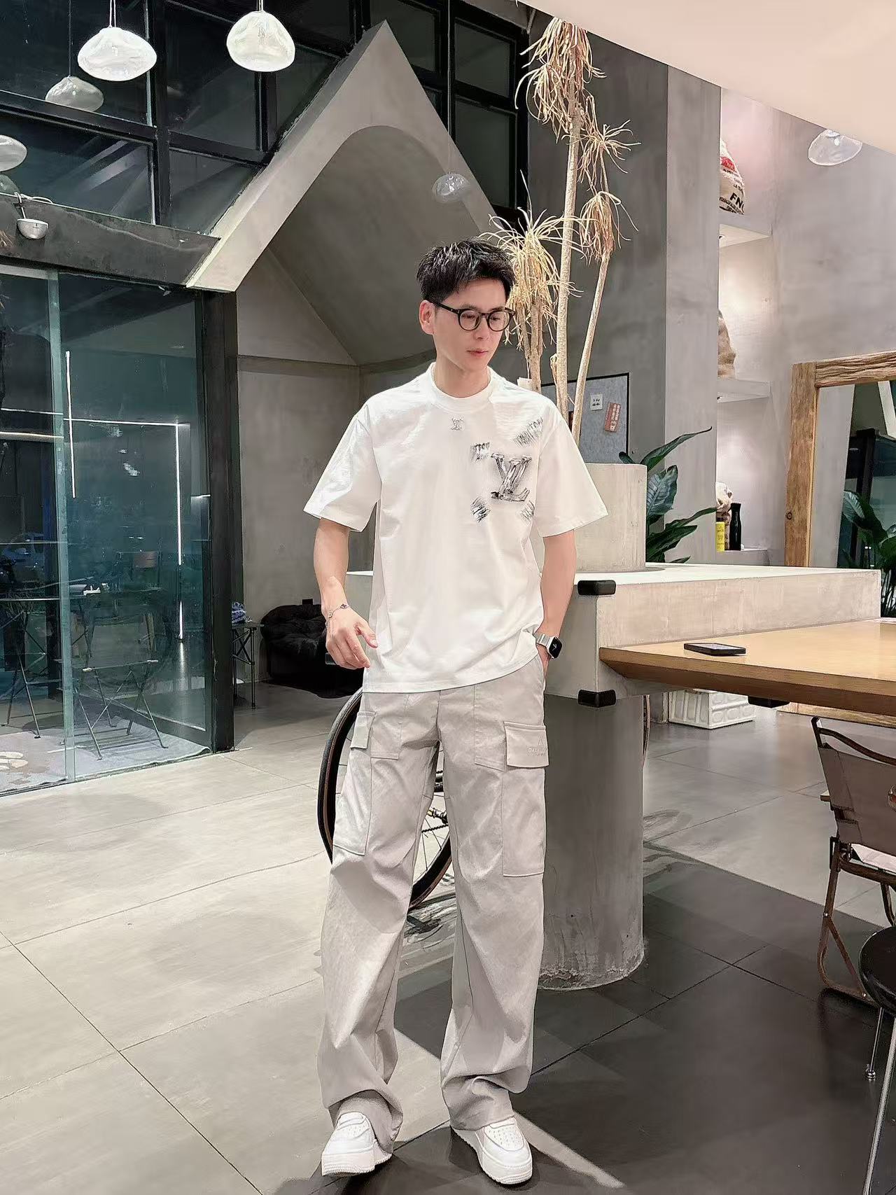 LV * 𝟐6𝐬s 春夏休闲短袖定制面料 品牌经典LOGO 工艺精致 休闲百搭 【𝐒𝐢𝐳𝐞：码数】 S-