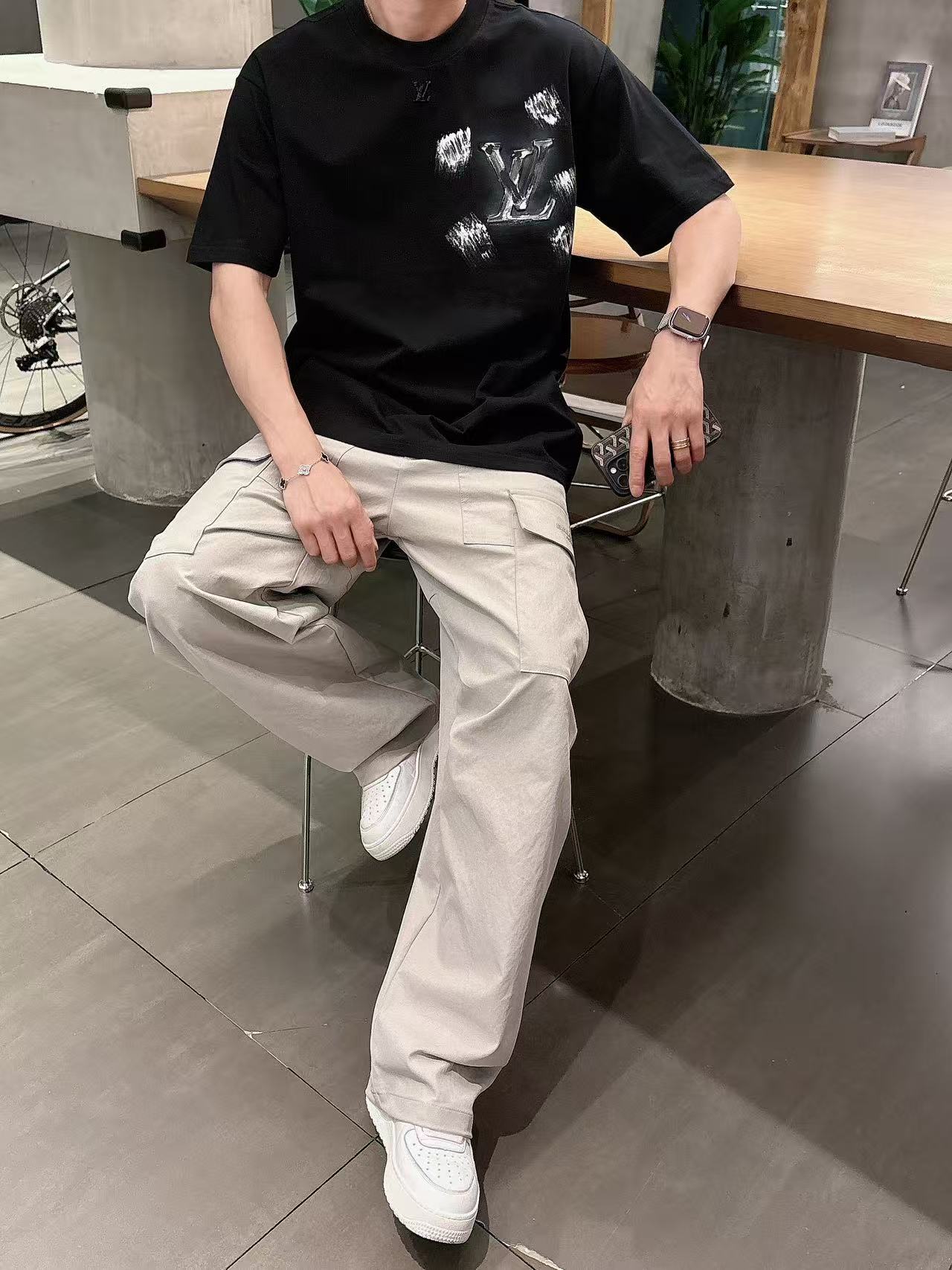 LV * 𝟐6𝐬s 春夏休闲短袖定制面料 品牌经典LOGO 工艺精致 休闲百搭 【𝐒𝐢𝐳𝐞：码数】 S-
