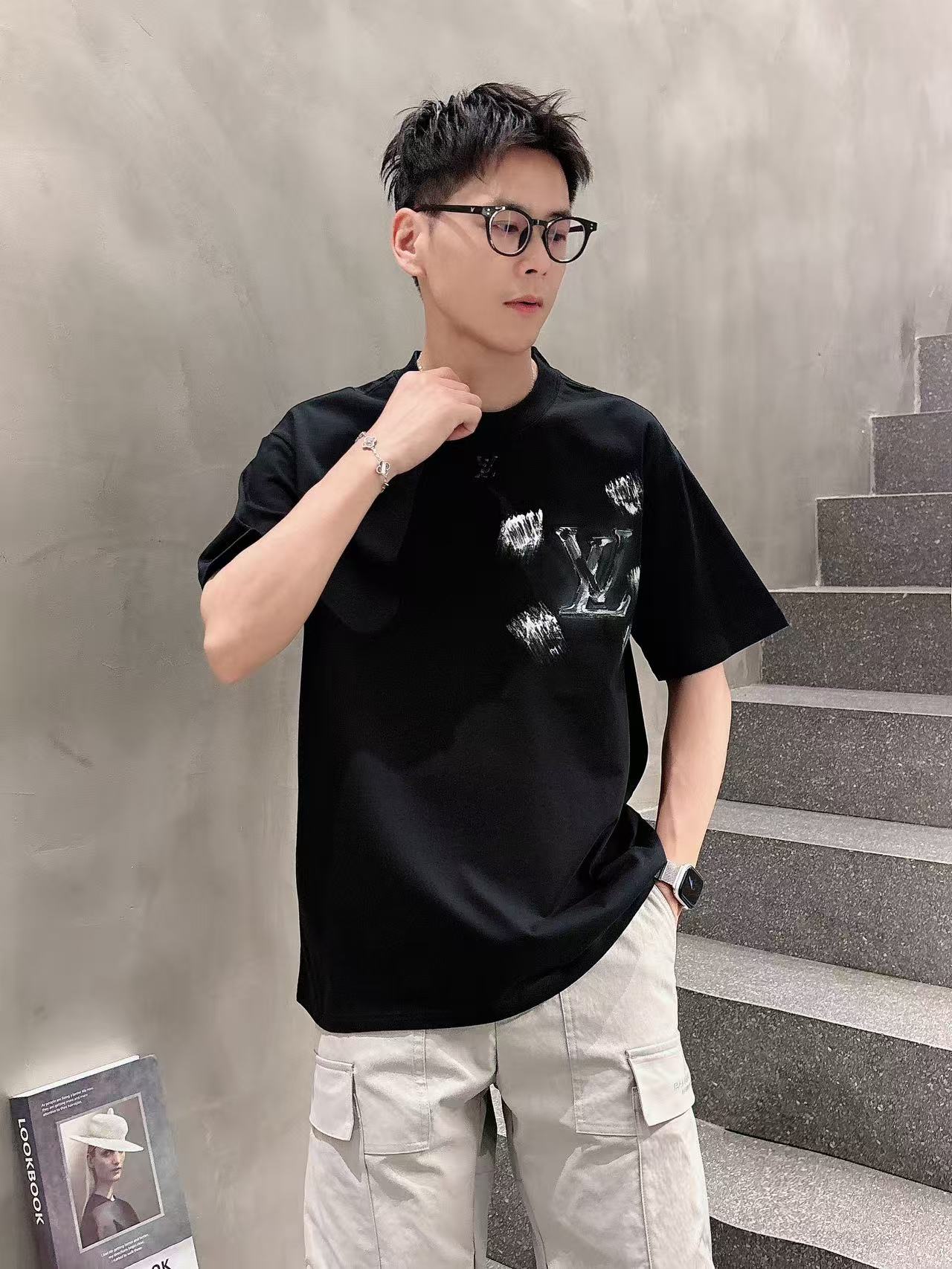 LV * 𝟐6𝐬s 春夏休闲短袖定制面料 品牌经典LOGO 工艺精致 休闲百搭 【𝐒𝐢𝐳𝐞：码数】 S-