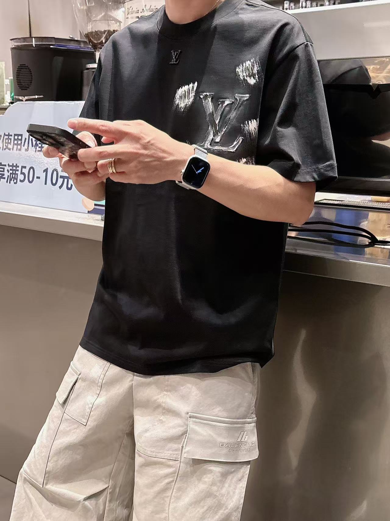 LV * 𝟐6𝐬s 春夏休闲短袖定制面料 品牌经典LOGO 工艺精致 休闲百搭 【𝐒𝐢𝐳𝐞：码数】 S-