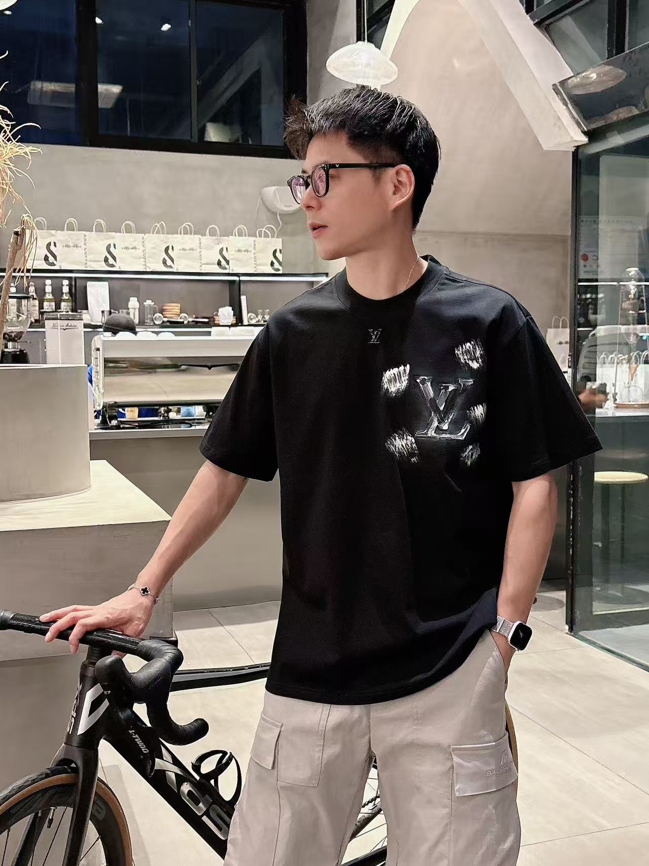 LV * 𝟐6𝐬s 春夏休闲短袖定制面料 品牌经典LOGO 工艺精致 休闲百搭 【𝐒𝐢𝐳𝐞：码数】 S-