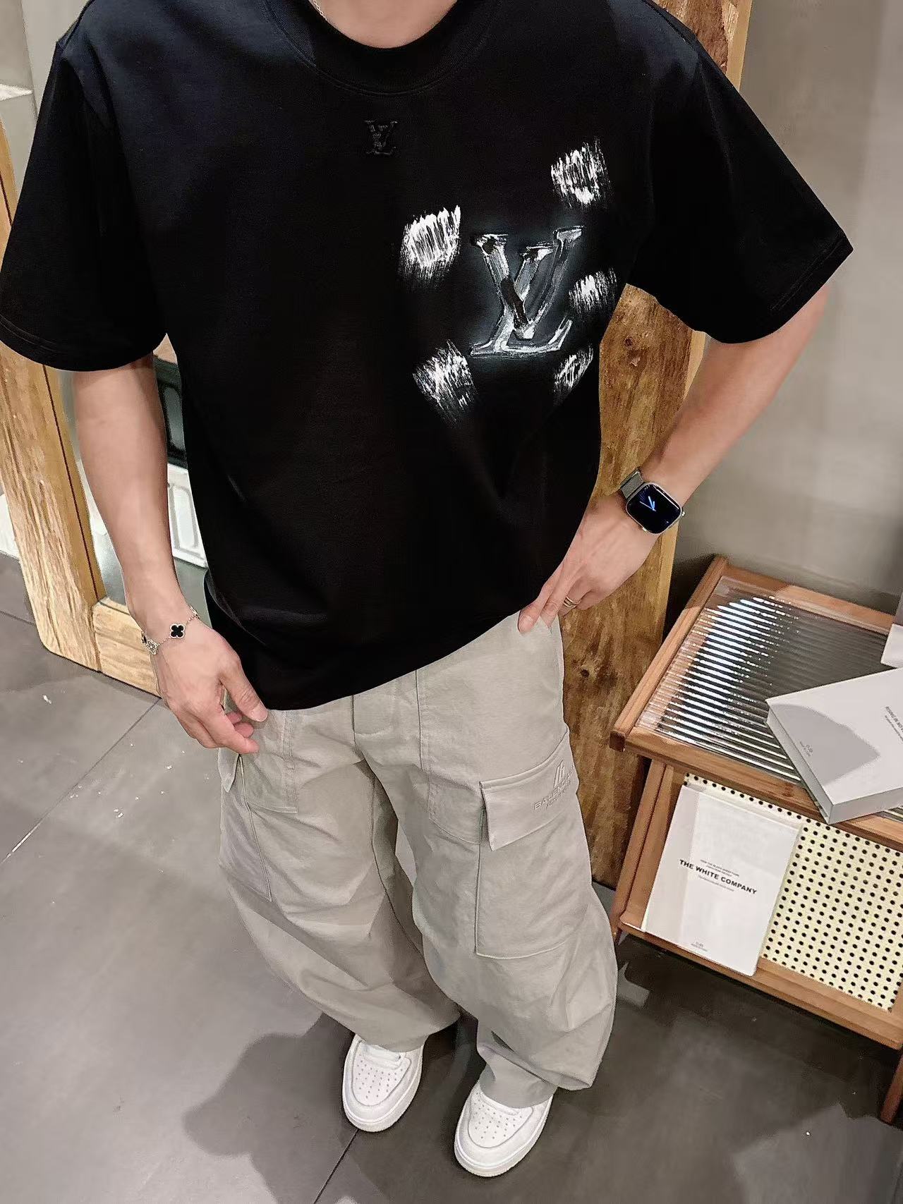 LV * 𝟐6𝐬s 春夏休闲短袖定制面料 品牌经典LOGO 工艺精致 休闲百搭 【𝐒𝐢𝐳𝐞：码数】 S-