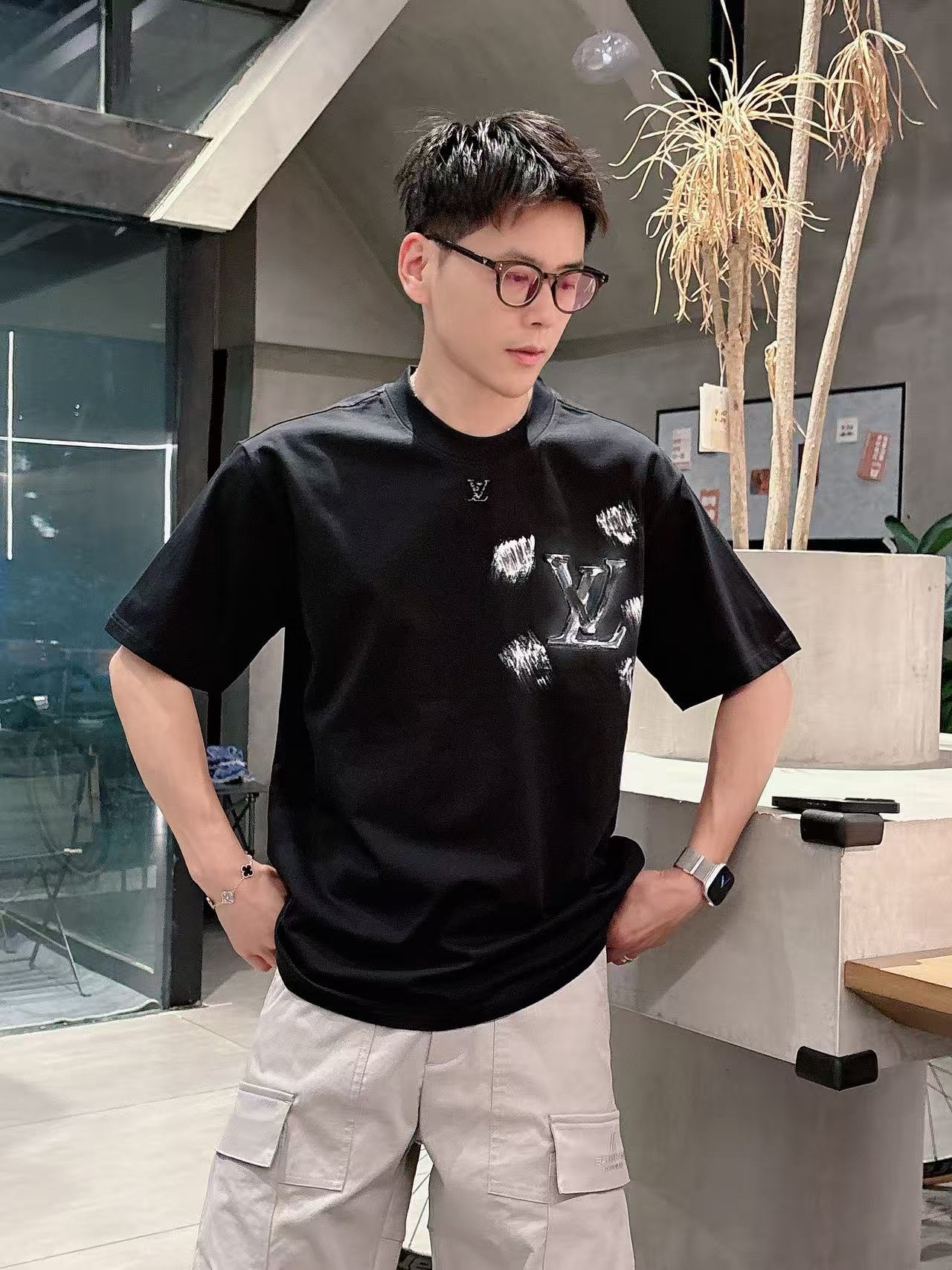 LV * 𝟐6𝐬s 春夏休闲短袖定制面料 品牌经典LOGO 工艺精致 休闲百搭 【𝐒𝐢𝐳𝐞：码数】 S-