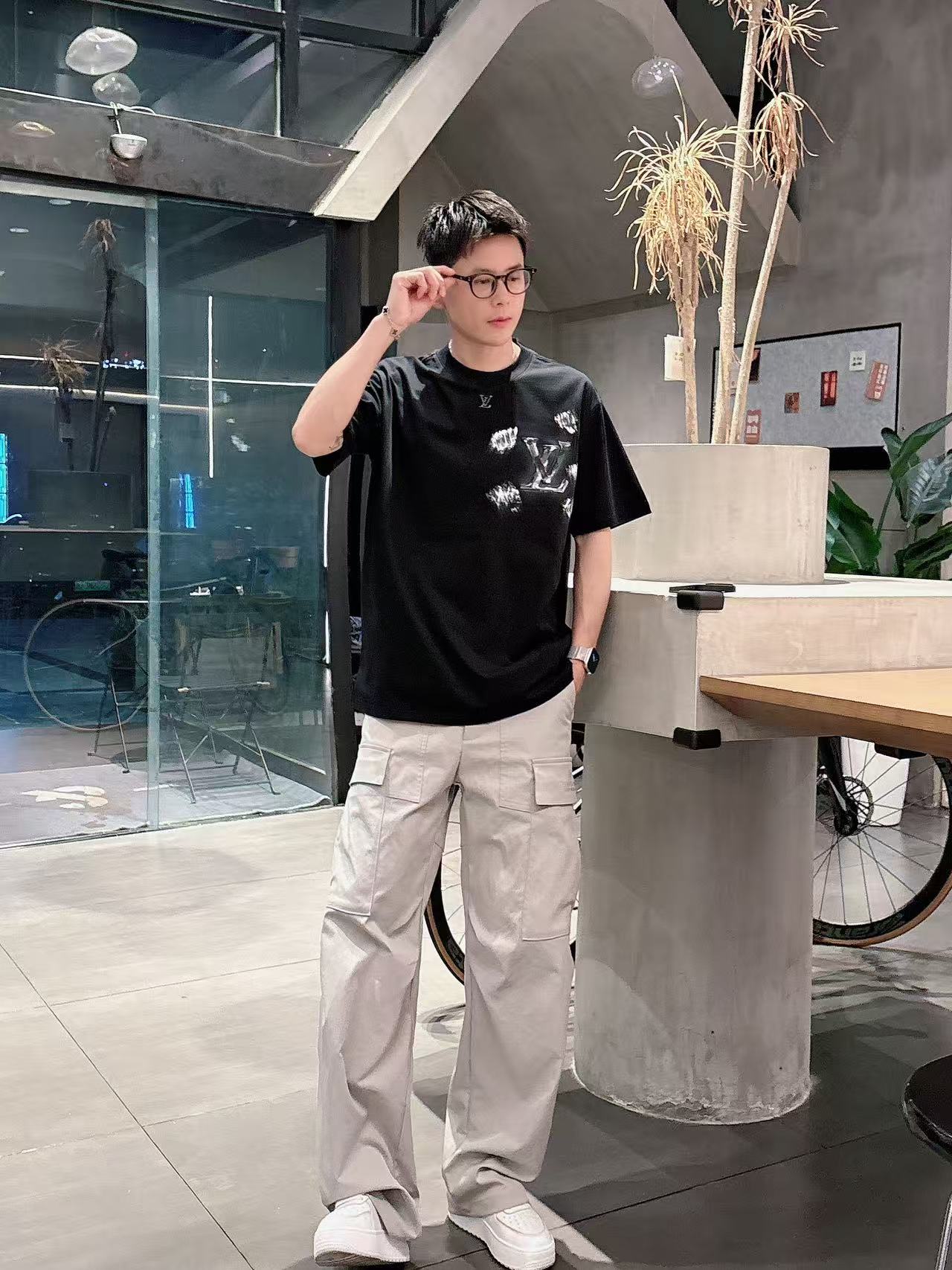 LV * 𝟐6𝐬s 春夏休闲短袖定制面料 品牌经典LOGO 工艺精致 休闲百搭 【𝐒𝐢𝐳𝐞：码数】 S-