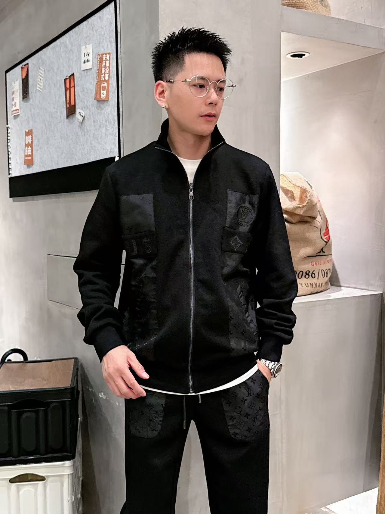 LV* 𝟐5𝐬s 秋冬新款 时尚休闲套装 品牌经典LOGO ，舒适度极好，手触感强烈。辨识度极高 定制进