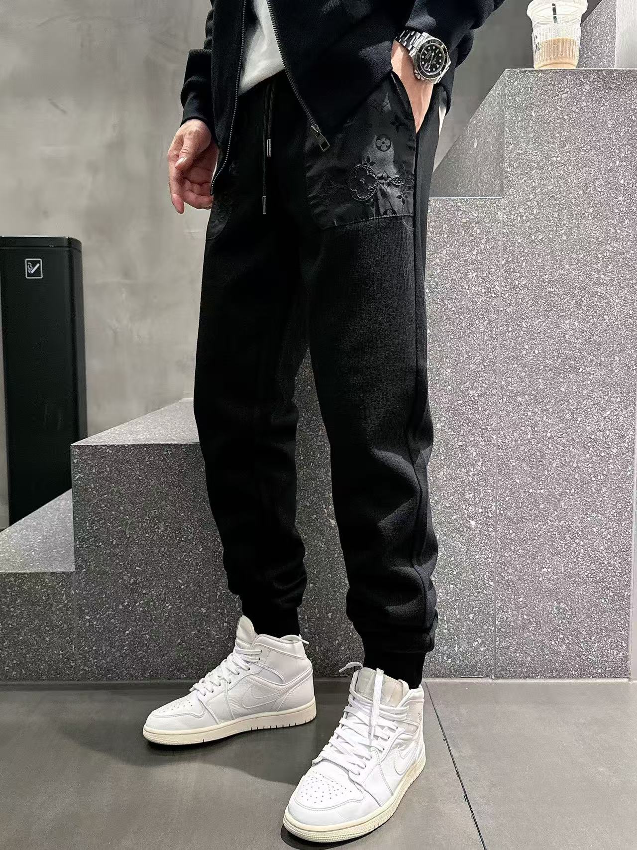 LV* 𝟐5𝐬s 秋冬新款 时尚休闲套装 品牌经典LOGO ，舒适度极好，手触感强烈。辨识度极高 定制进