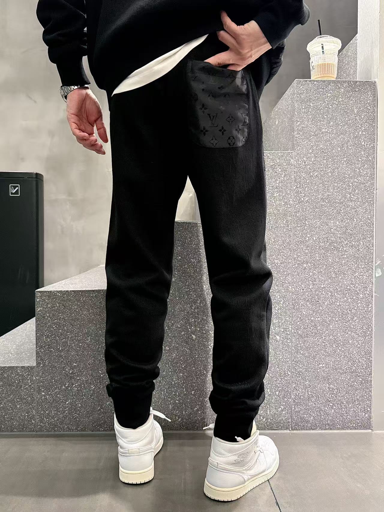 LV* 𝟐5𝐬s 秋冬新款 时尚休闲套装 品牌经典LOGO ，舒适度极好，手触感强烈。辨识度极高 定制进