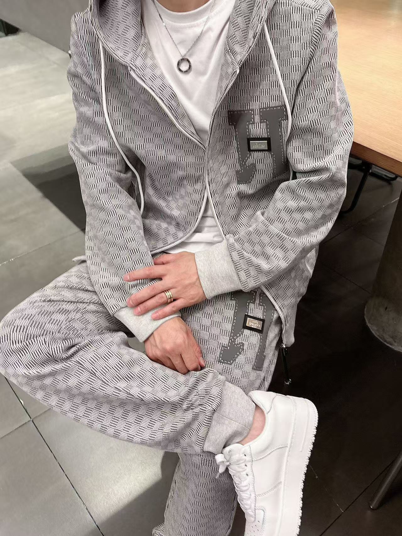 H家* 𝟐5𝐬s 秋冬新款 时尚休闲套装 品牌经典LOGO ，舒适度极好，手触感强烈。辨识度极高 定制进