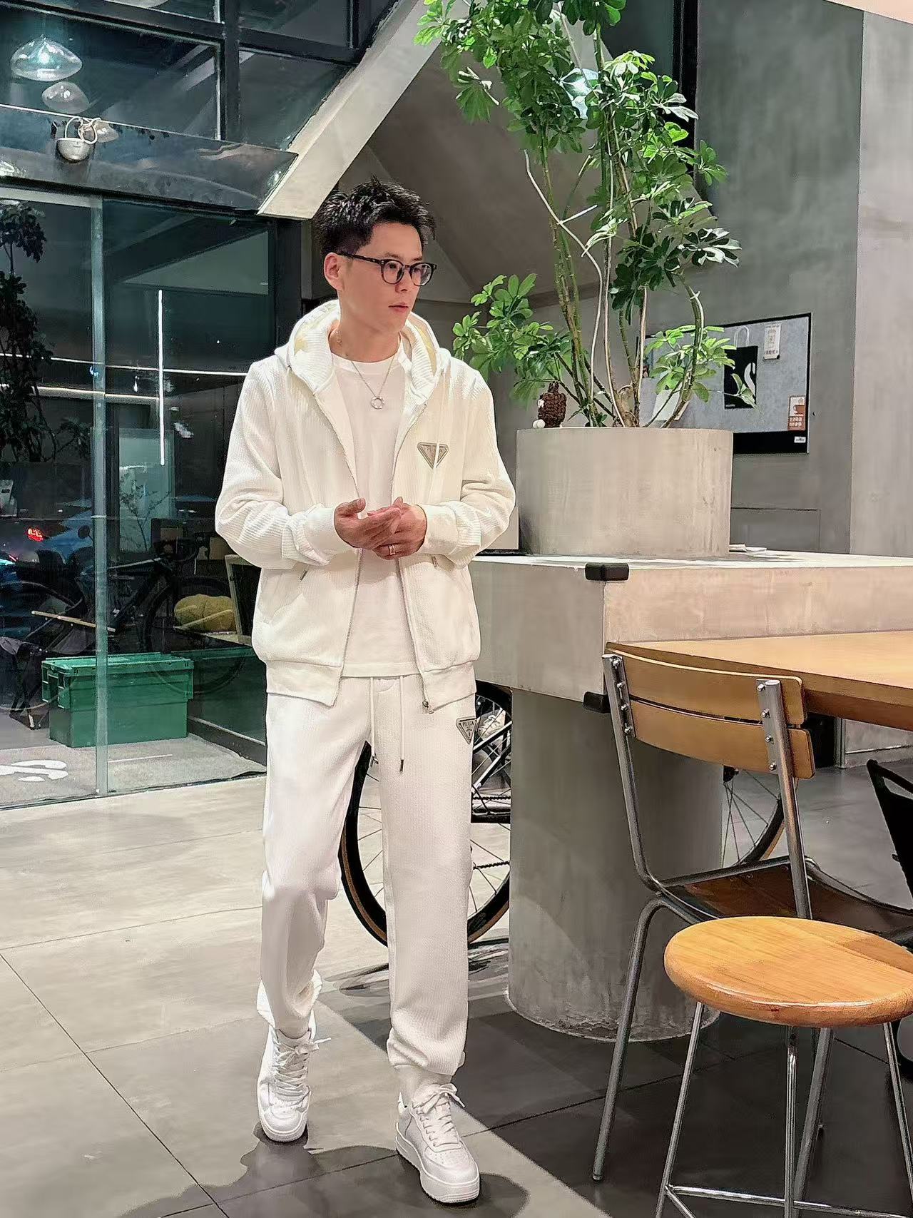 普拉达* 𝟐5𝐬s 秋冬新款 时尚休闲套装 品牌经典LOGO ，舒适度极好，手触感强烈。辨识度极高 定制