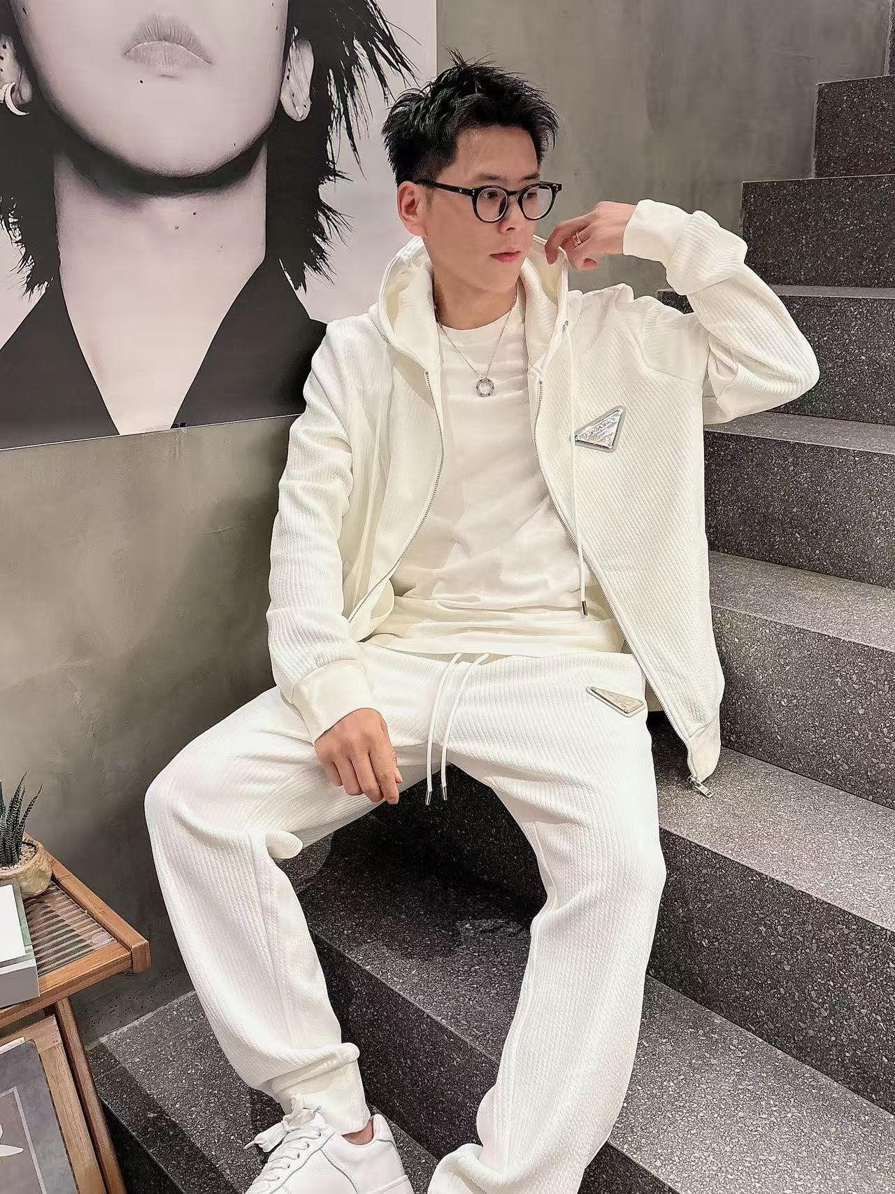 普拉达* 𝟐5𝐬s 秋冬新款 时尚休闲套装 品牌经典LOGO ，舒适度极好，手触感强烈。辨识度极高 定制