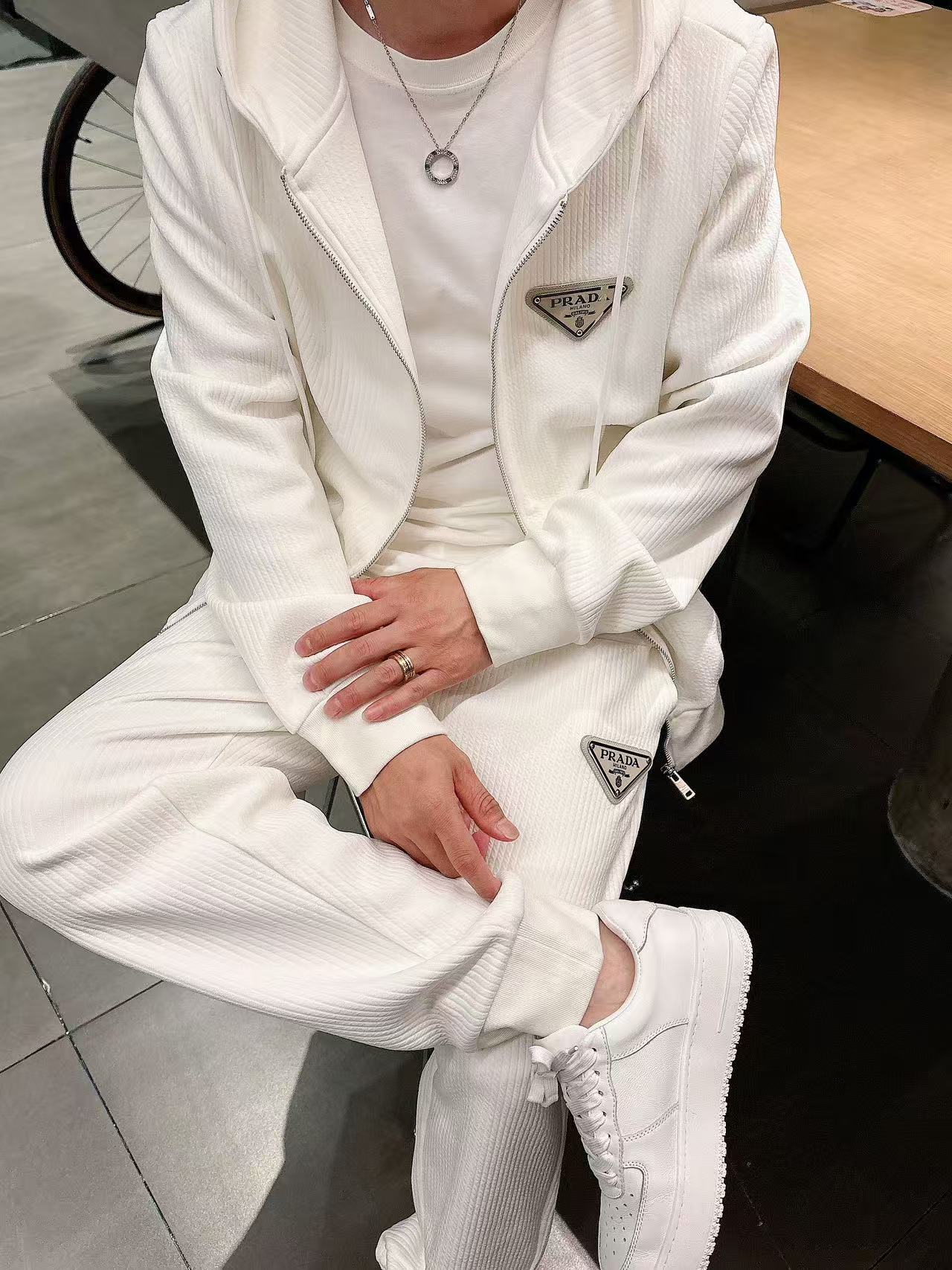 普拉达* 𝟐5𝐬s 秋冬新款 时尚休闲套装 品牌经典LOGO ，舒适度极好，手触感强烈。辨识度极高 定制