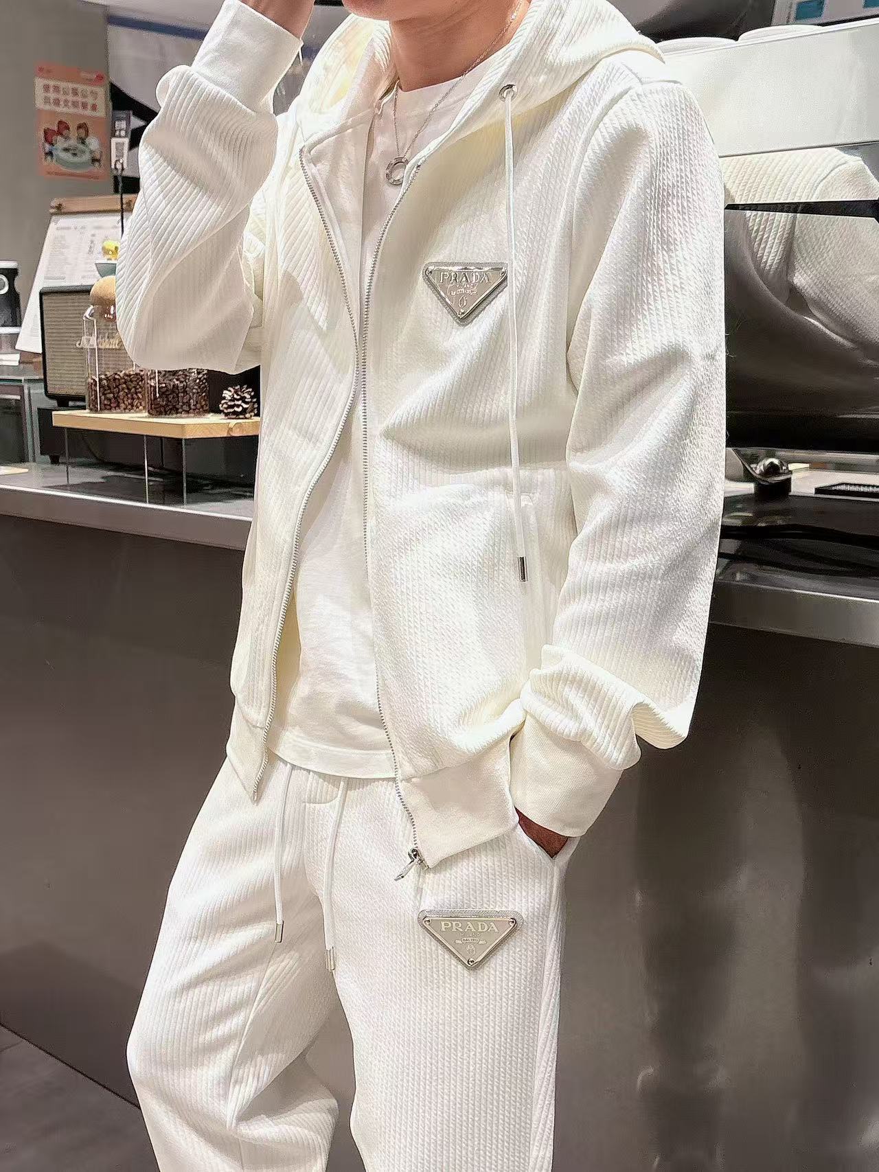 普拉达* 𝟐5𝐬s 秋冬新款 时尚休闲套装 品牌经典LOGO ，舒适度极好，手触感强烈。辨识度极高 定制