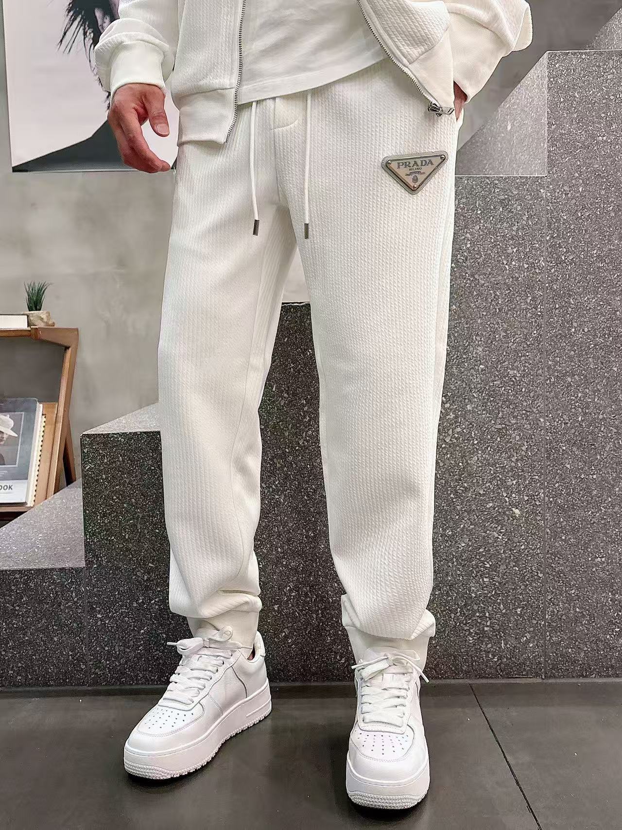 普拉达* 𝟐5𝐬s 秋冬新款 时尚休闲套装 品牌经典LOGO ，舒适度极好，手触感强烈。辨识度极高 定制