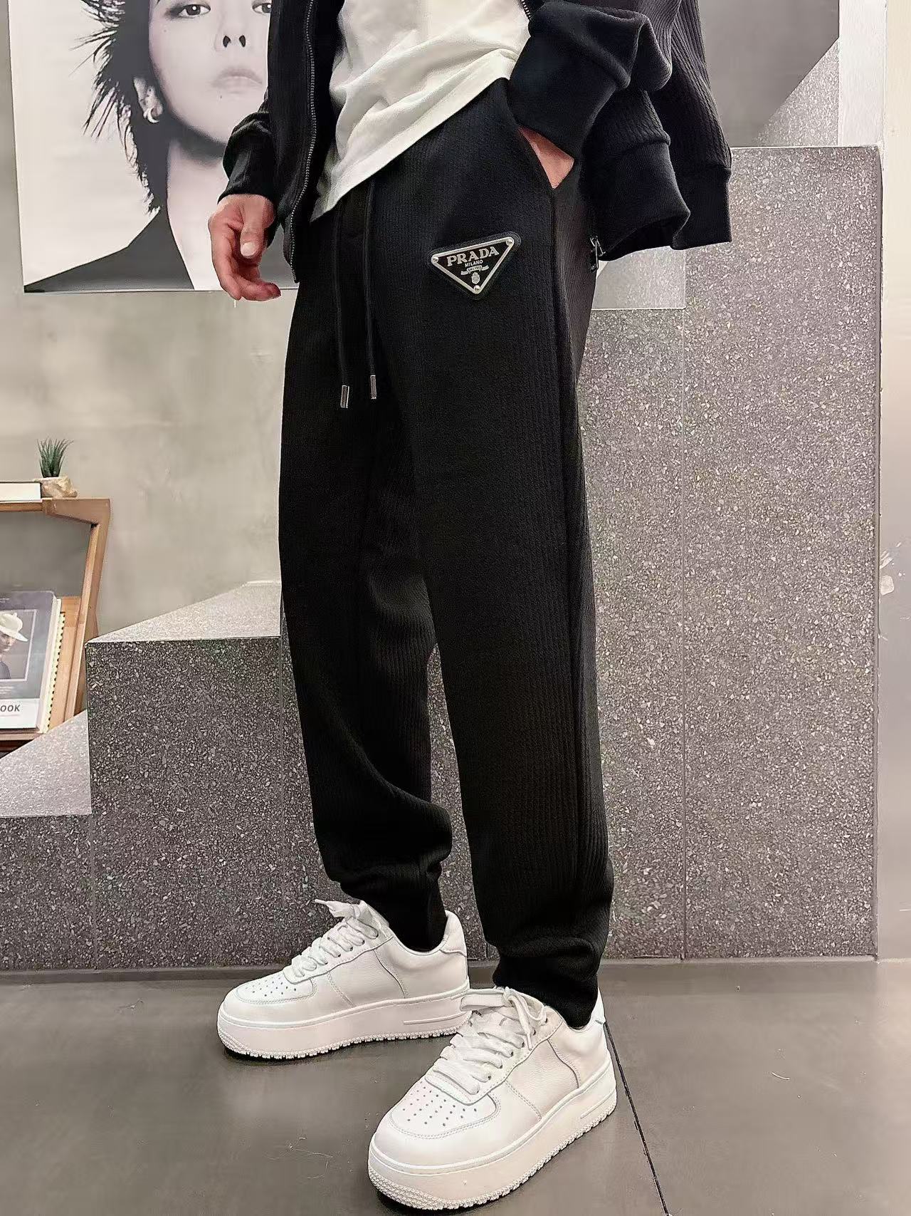 普拉达* 𝟐5𝐬s 秋冬新款 时尚休闲套装 品牌经典LOGO ，舒适度极好，手触感强烈。辨识度极高 定制