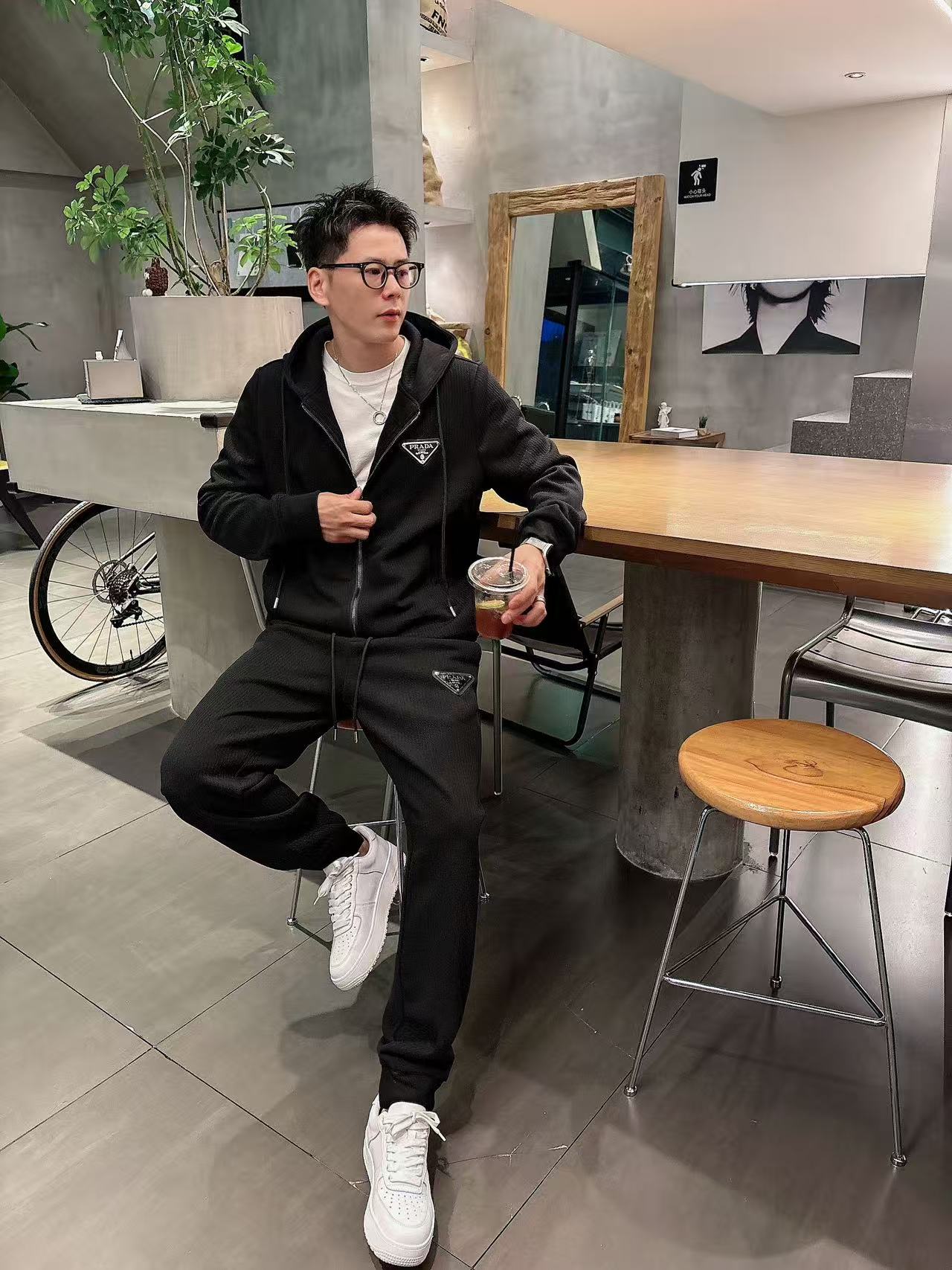 普拉达* 𝟐5𝐬s 秋冬新款 时尚休闲套装 品牌经典LOGO ，舒适度极好，手触感强烈。辨识度极高 定制