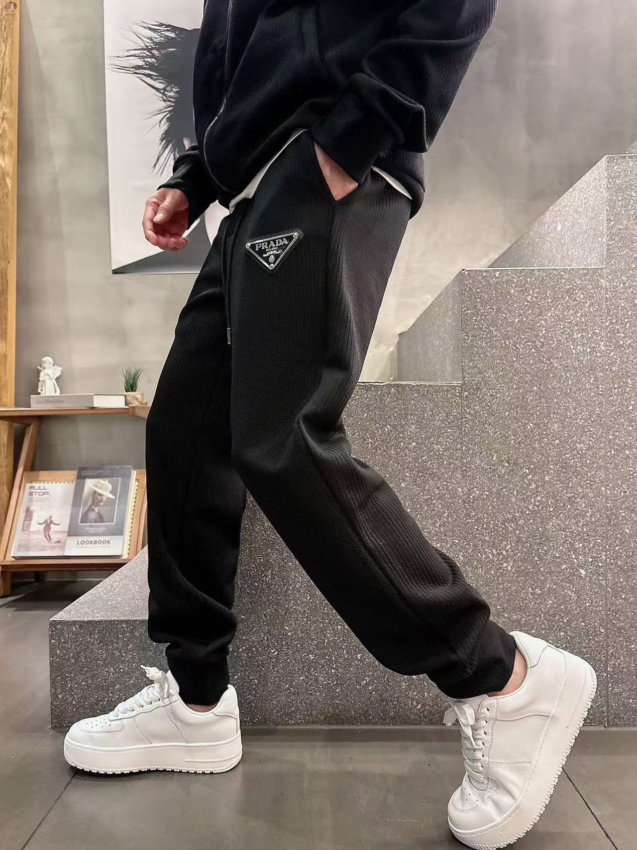 普拉达* 𝟐5𝐬s 秋冬新款 时尚休闲套装 品牌经典LOGO ，舒适度极好，手触感强烈。辨识度极高 定制