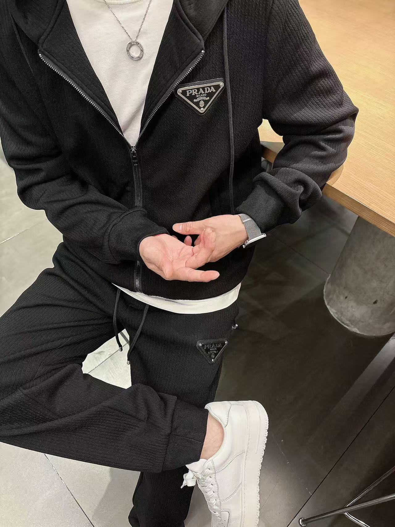 普拉达* 𝟐5𝐬s 秋冬新款 时尚休闲套装 品牌经典LOGO ，舒适度极好，手触感强烈。辨识度极高 定制