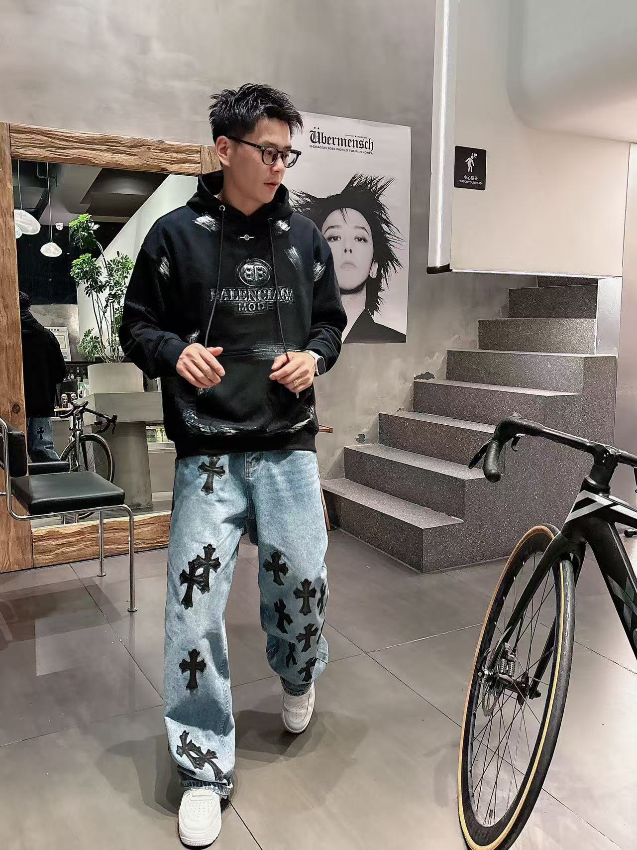 NO:570922,Balenciaga 25 autumn and winter series sweatshirt, 400g terry fabric, classic hand-painted concave and convex craftsmanship, custom logo, very comfortable to the touch, super versatile and good-looking sweatshirt, size S-4XL, color black and white, balenciaga, hoodie, sweatshirts, alexander wang19860909巴黎世家 25秋冬系列卫衣 400克毛圈面料 经典手绘凹凸工艺 定制标 手感非常舒服 超级百搭好看的一款卫衣 衣服 码数S-4XL 颜色黑白,,balenciaga,hoodie,sweatshirts,alexander wang,Men's clothing