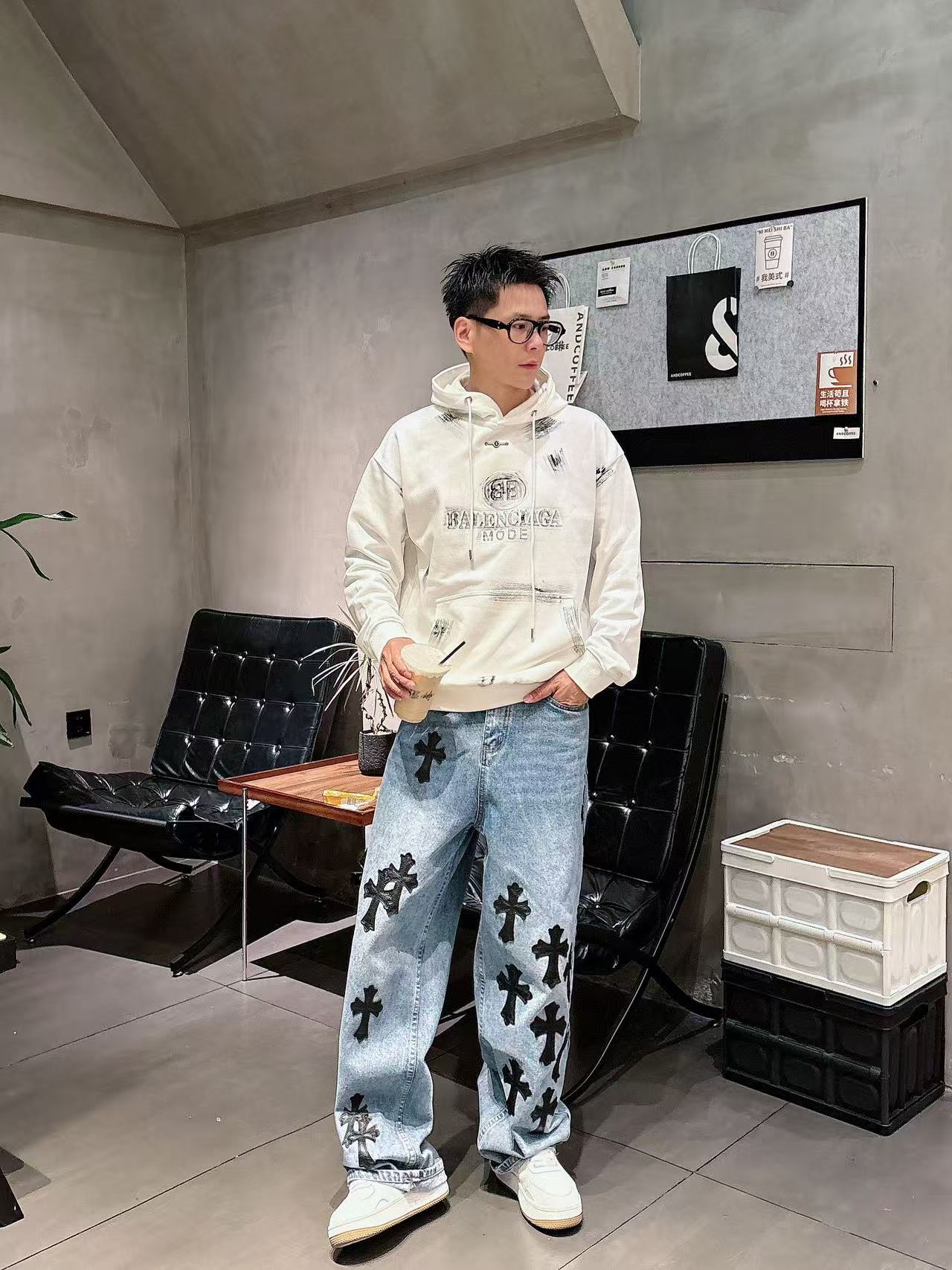 NO:570925,Balenciaga 25 autumn and winter series sweatshirt, 400g terry fabric, classic hand-painted craftsmanship, custom logo, very comfortable to touch, super versatile and good-looking sweatshirt, size S-4XL, color black and white, balenciaga, hoodie, sweatshirts, alexander wang19860909巴黎世家 25秋冬系列卫衣 400克毛圈面料 经典手绘工艺 定制标 手感非常舒服 超级百搭好看的一款卫衣 衣服 码数S-4XL 颜色黑白,,balenciaga,hoodie,sweatshirts,alexander wang,Men's clothing