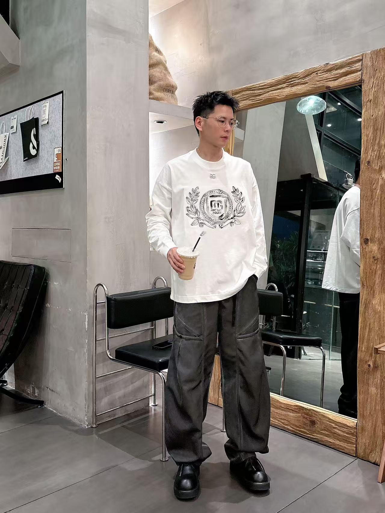 NO:540338,New autumn style DG hand-painted custom-made long sleeves [over size loose fit] Customized 300g high-strength cotton fabric, fine craftsmanship, comfortable and casual, versatile, color black, white size: S-2XL (model upper body size, M size effect),,alexander wang19860909秋季新款 DG 手绘定制标休闲长袖【over size宽松版型】 定制300g高支纯棉面料 工艺精细 舒适休闲百搭 颜色黑色 白色尺码: S-2XL (模特上身码数 M码的效果),,alexander wang,Men's clothing