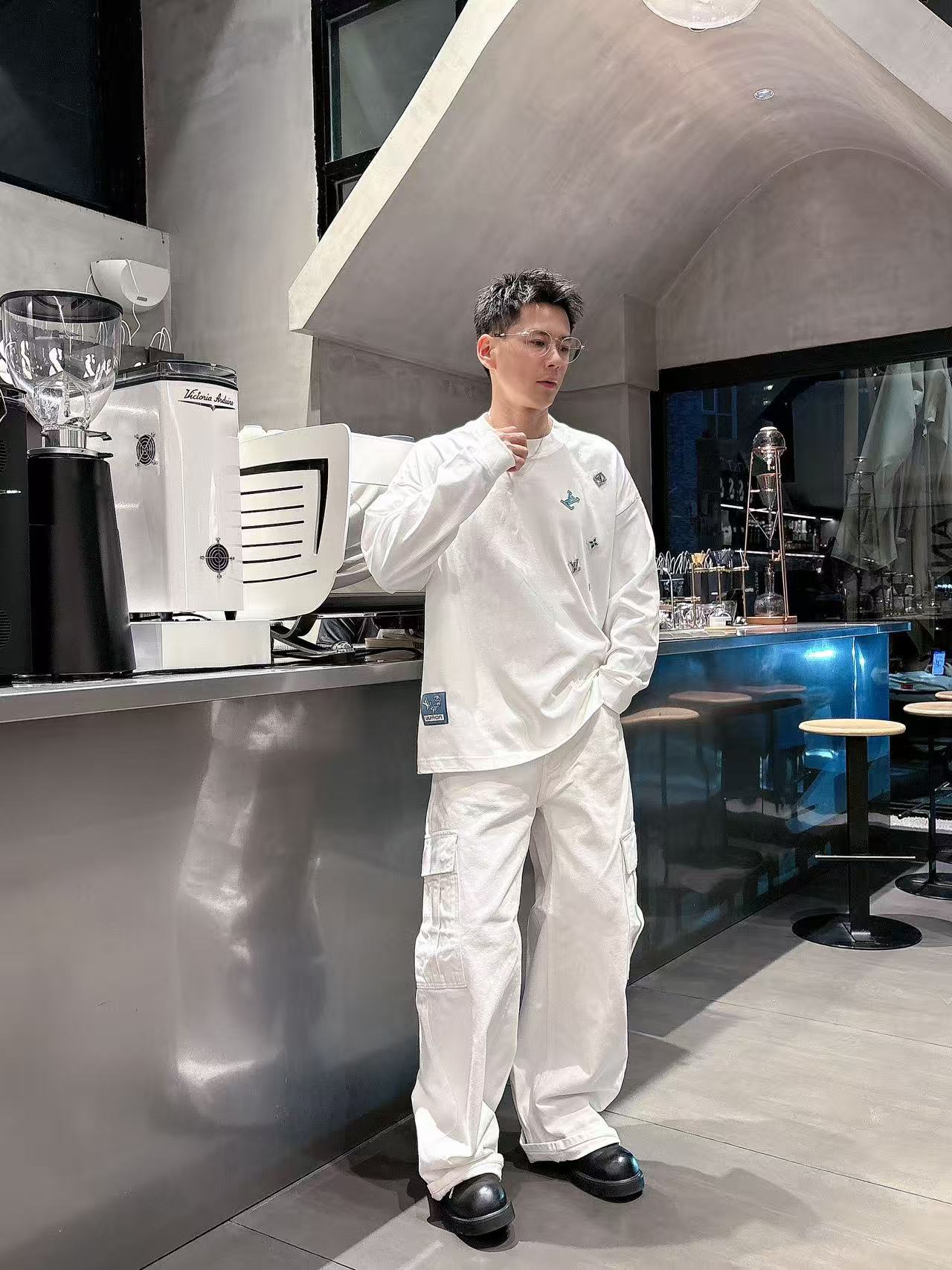 NO:540340,New autumn style LV hand-painted custom-made logo casual long sleeves [over size loose version] Customized 300g high-strength cotton fabric, fine craftsmanship, comfortable and casual, versatile, color black, white size: S-2XL (model upper body size, M size effect),,louis vuitton,alexander wang19860909秋季新款 LV 手绘定制标休闲长袖【over size宽松版型】 定制300g高支纯棉面料 工艺精细 舒适休闲百搭 颜色黑色 白色尺码: S-2XL (模特上身码数 M码的效果),,louis vuitton,alexander wang,Men's clothing