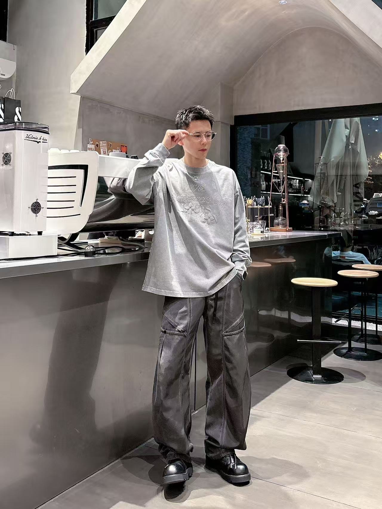 NO:541287,2025 autumn new LV hand-painted custom-made logo casual long sleeves [over size loose version] Customized 300g high-strength cotton fabric with fine craftsmanship Comfortable casual and versatile Color Black White Gray Size: S-2XL (model upper body size M size effect),,louis vuitton,alexander wang198609092025秋季新款 LV 手绘定制标休闲长袖【over size宽松版型】 定制300g高支纯棉面料 工艺精细 舒适休闲百搭 颜色黑色 白色 灰色 尺码: S-2XL (模特上身码数 M码的效果),,louis vuitton,alexander wang,Men's clothing