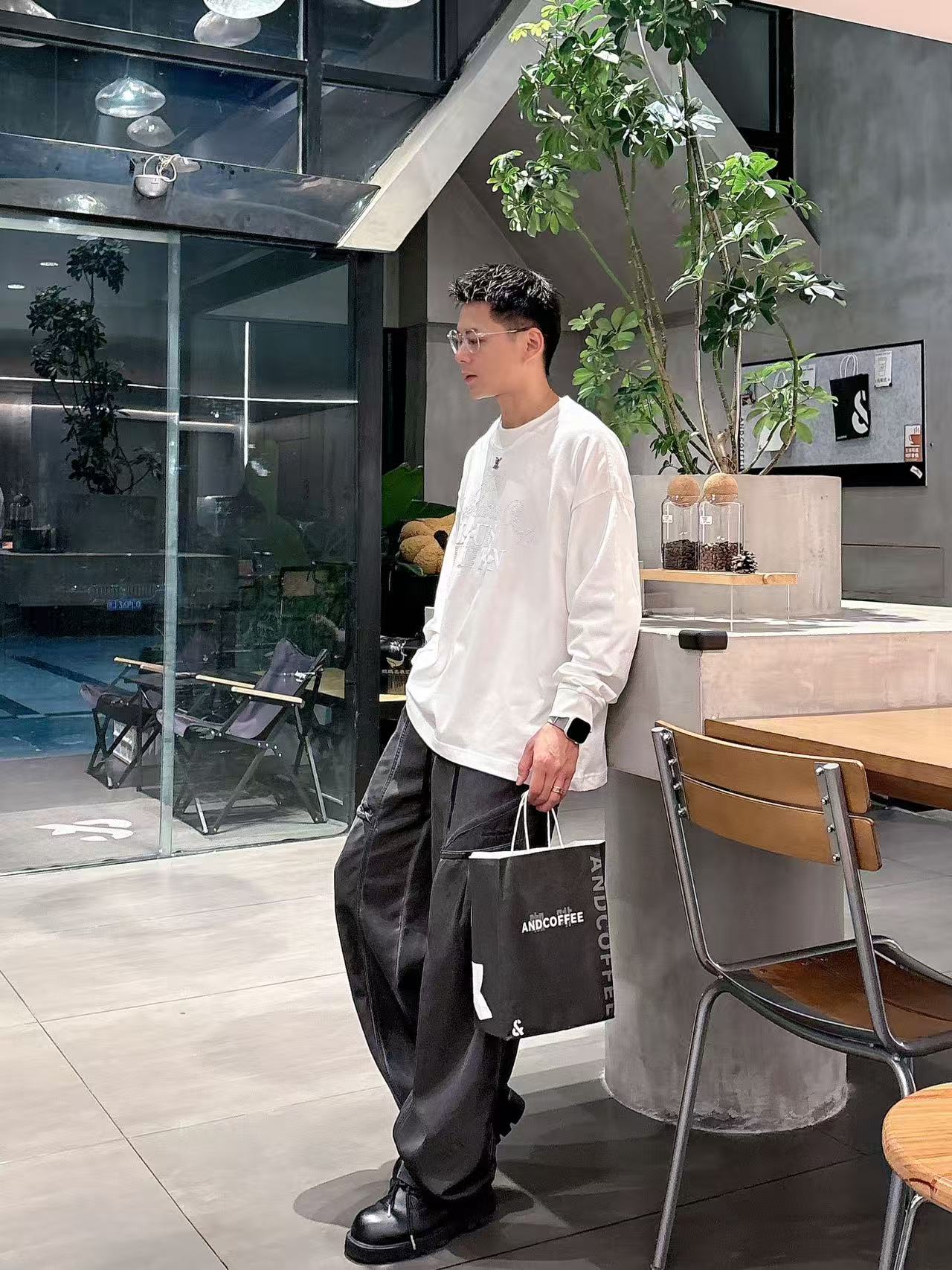 NO:540342,New autumn style LV hand-painted custom-made logo casual long sleeves [over size loose version] Customized 300g high-strength cotton fabric fine craftsmanship comfortable and casual versatile color black white gray Size: S-2XL (model upper body size M size effect),,louis vuitton,alexander wang19860909秋季新款 LV 手绘定制标休闲长袖【over size宽松版型】 定制300g高支纯棉面料 工艺精细 舒适休闲百搭 颜色黑色 白色 灰色 尺码: S-2XL (模特上身码数 M码的效果),,louis vuitton,alexander wang,Men's clothing