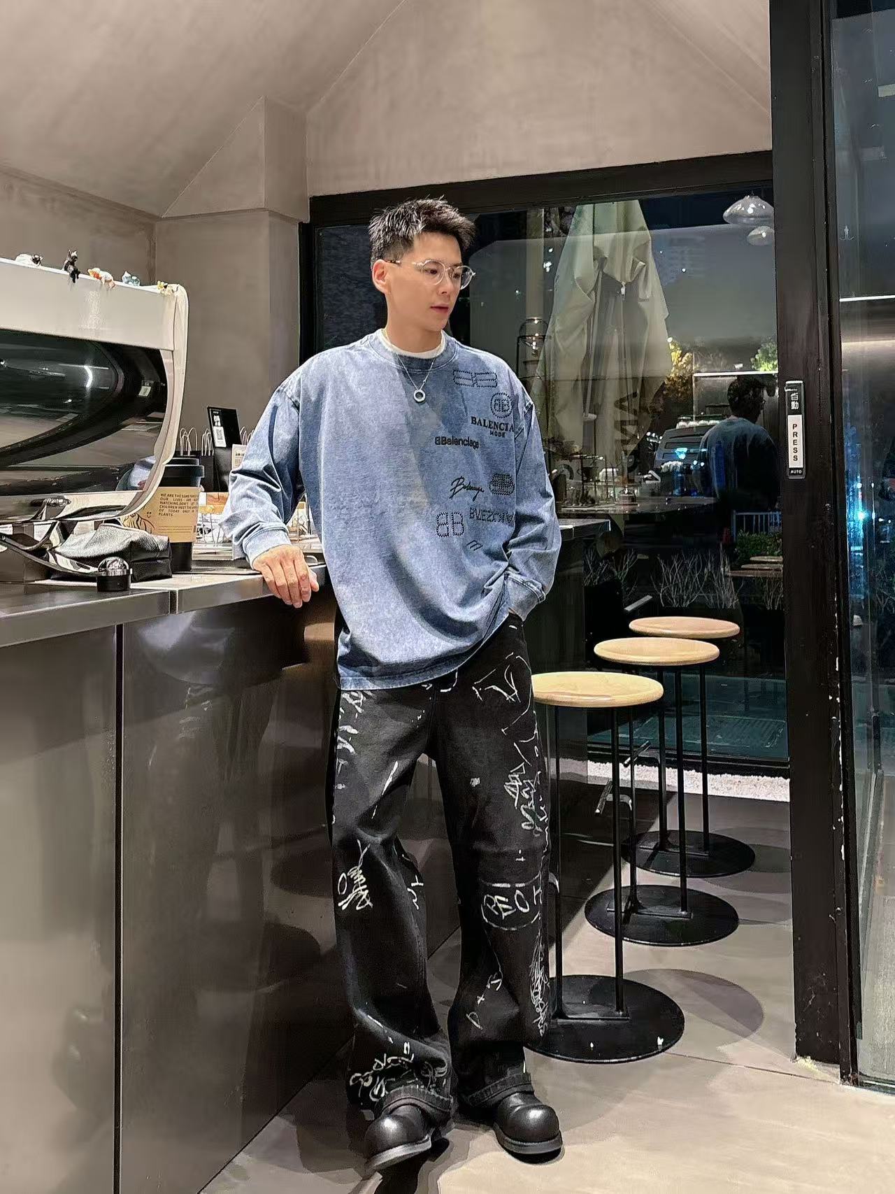 NO:541284,2025 autumn new style Balenciaga hand-painted custom-made logo casual long sleeves [over size loose version] Customized 300g high-strength cotton fabric with fine craftsmanship Comfortable and casual versatile Color washing black Blue Gray Size: S-2XL (model upper body size M size effect),,balenciaga,alexander wang198609092025秋季新款 巴黎世家 手绘定制标休闲长袖【over size宽松版型】 定制300g高支纯棉面料 工艺精细 舒适休闲百搭 颜色洗水黑 蓝色 灰色尺码: S-2XL (模特上身码数 M码的效果),,balenciaga,alexander wang,Men's clothing