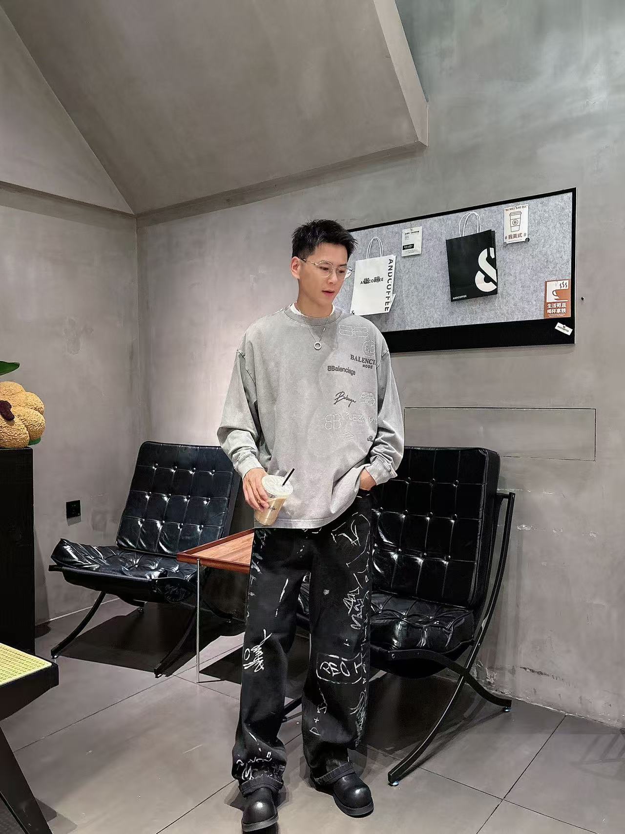 NO:541281,2025 autumn new style Balenciaga hand-painted custom-made logo casual long sleeves [over size loose version] Customized 300g high-strength cotton fabric with fine craftsmanship Comfortable and casual versatile Color wash black Blue Gray Size: S-2XL (model upper body size M size effect),,balenciaga,alexander wang198609092025秋季新款 巴黎世家 手绘定制标休闲长袖【over size宽松版型】 定制300g高支纯棉面料 工艺精细 舒适休闲百搭 颜色洗水黑 蓝色 灰色 尺码: S-2XL (模特上身码数 M码的效果),,balenciaga,alexander wang,Men's clothing