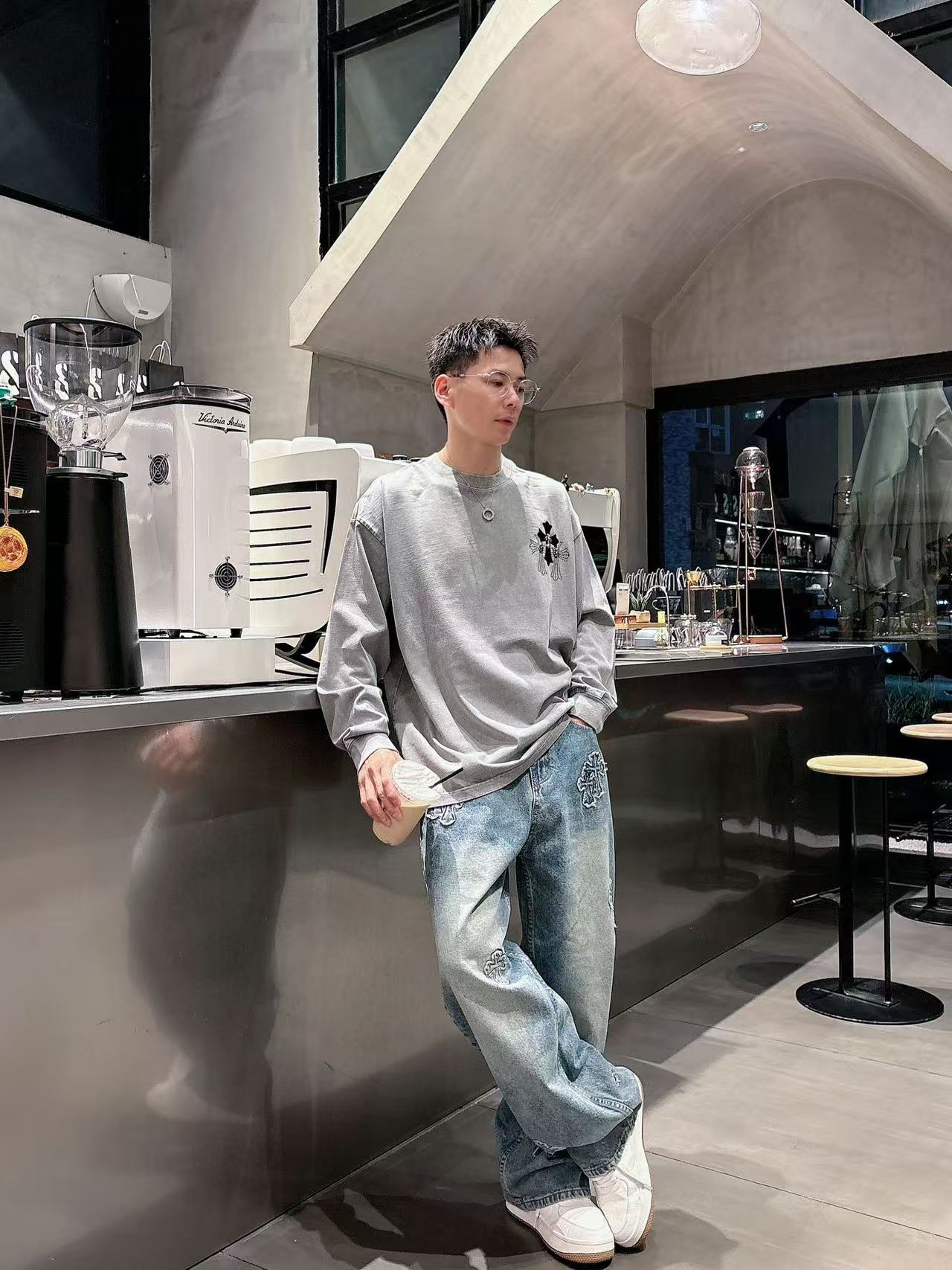 NO:541278,2025 autumn new model Croxin Hand-painted custom-made logo casual long sleeves [over size loose version] Customized 300g high-strength cotton fabric Fine craftsmanship Comfortable casual and versatile Color Black White Gray Blue Size: S-2XL (model upper body size M size effect),,chrome hearts,alexander wang198609092025秋季新款 克罗心 手绘定制标休闲长袖【over size宽松版型】 定制300g高支纯棉面料 工艺精细 舒适休闲百搭 颜色黑色 白色 灰色 蓝色 尺码: S-2XL (模特上身码数 M码的效果),,chrome hearts,alexander wang,Men's clothing