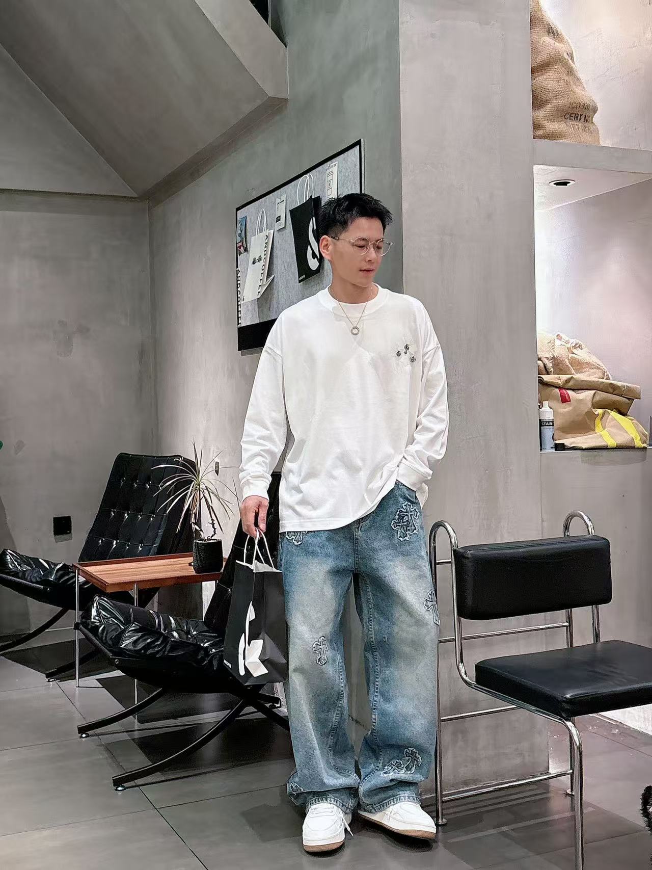 NO:540344,Autumn new style Croxin Hand-painted custom-made logo casual long sleeves [over size loose version] Customized 300g high-strength cotton fabric Fine craftsmanship Comfortable casual and versatile Color Black White Gray Blue Size: S-2XL (model upper body size M size effect), chrome hearts, alexander wang19860909秋季新款 克罗心 手绘定制标休闲长袖【over size宽松版型】 定制300g高支纯棉面料 工艺精细 舒适休闲百搭 颜色黑色 白色 灰色 蓝色 尺码: S-2XL (模特上身码数 M码的效果),,chrome hearts,alexander wang,Men's clothing