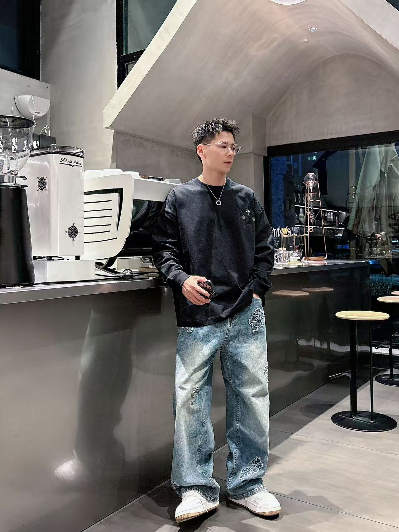 NO:540336,Autumn new style Croxin Hand-painted custom-made logo casual long sleeves [over size loose version] Customized 300g high-strength cotton fabric Fine craftsmanship Comfortable casual and versatile Color Black White Gray Blue Size: S-2XL (model upper body size M size effect), chrome hearts, alexander wang19860909秋季新款 克罗心 手绘定制标休闲长袖【over size宽松版型】 定制300g高支纯棉面料 工艺精细 舒适休闲百搭 颜色黑色 白色 灰色 蓝色 尺码: S-2XL (模特上身码数 M码的效果),,chrome hearts,alexander wang,Men's clothing