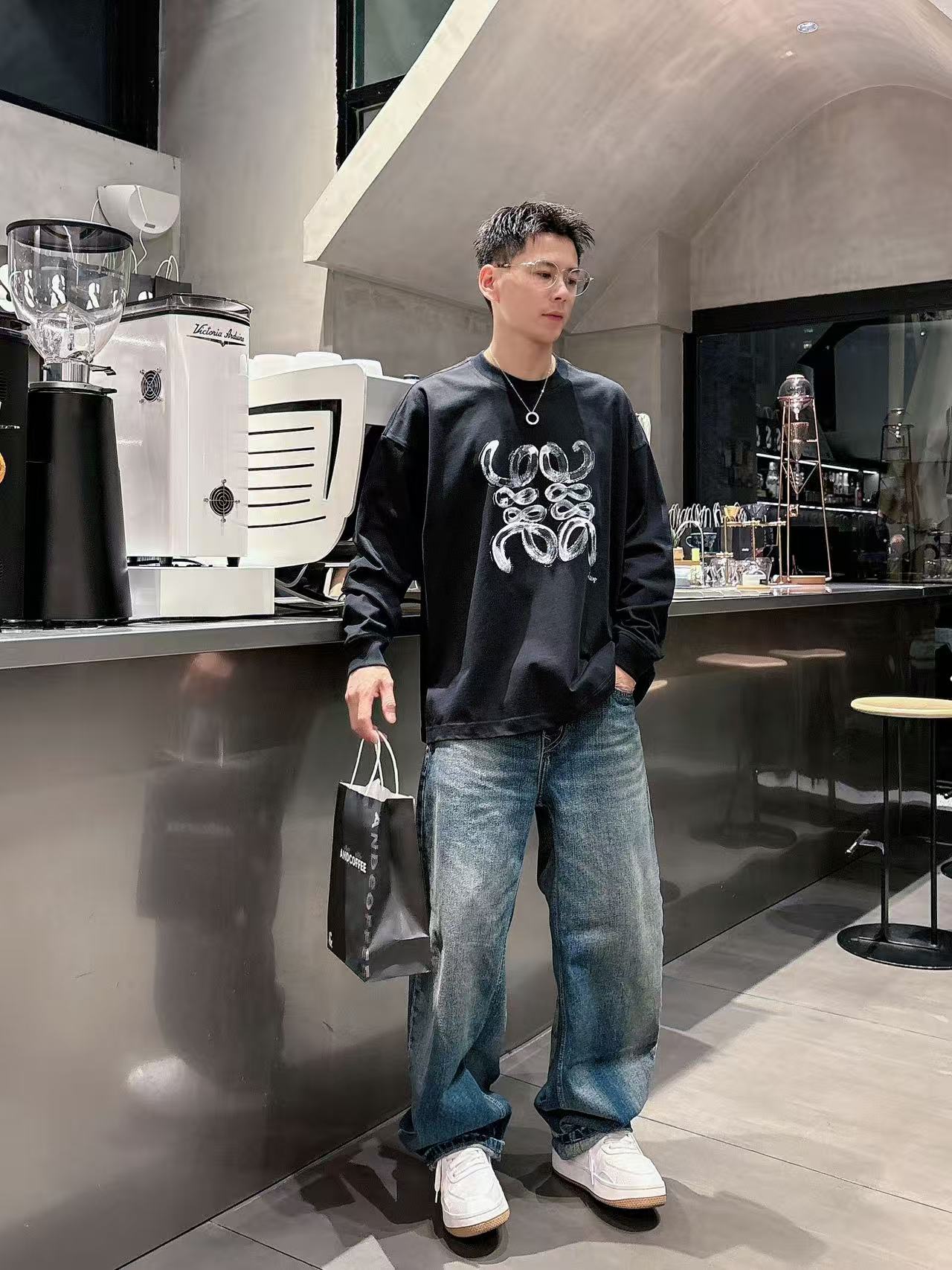 NO:540346,New autumn style Luo Yiwei Hand-painted custom-made long-sleeved casual long sleeves [over size loose fit] Customized 300g high-strength cotton fabric Fine craftsmanship Comfortable casual and versatile Color Black White Size: S-2XL (model upper body size M size effect),,loewe,alexander wang19860909秋季新款 罗意威 手绘定制标休闲长袖【over size宽松版型】 定制300g高支纯棉面料 工艺精细 舒适休闲百搭 颜色黑色 白色 尺码: S-2XL (模特上身码数 M码的效果),,loewe,alexander wang,Men's clothing