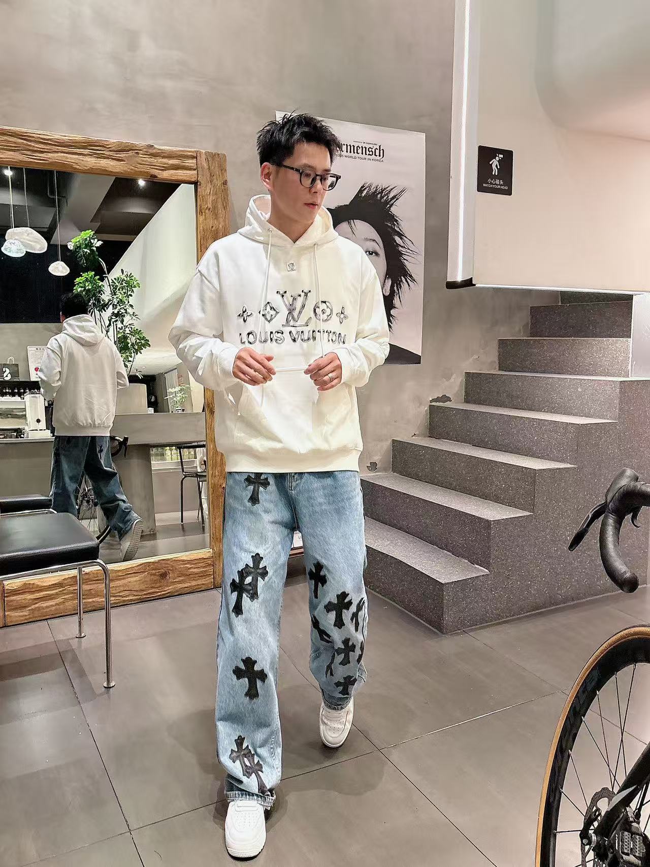 NO:570938,LV 25 autumn and winter series sweatshirt, 400g terry fabric, classic hand-painted concave and convex craftsmanship, custom logo, very comfortable to touch, super versatile and good-looking sweatshirt, size S-4XL, color black and white, Louis Vuitton, hoodie, sweatshirts, alexander wang19860909LV 25秋冬系列卫衣 400克毛圈面料 经典手绘凹凸工艺 定制标 手感非常舒服 超级百搭好看的一款卫衣 衣服 码数S-4XL 颜色黑白,,louis vuitton,hoodie,sweatshirts,alexander wang,Men's clothing