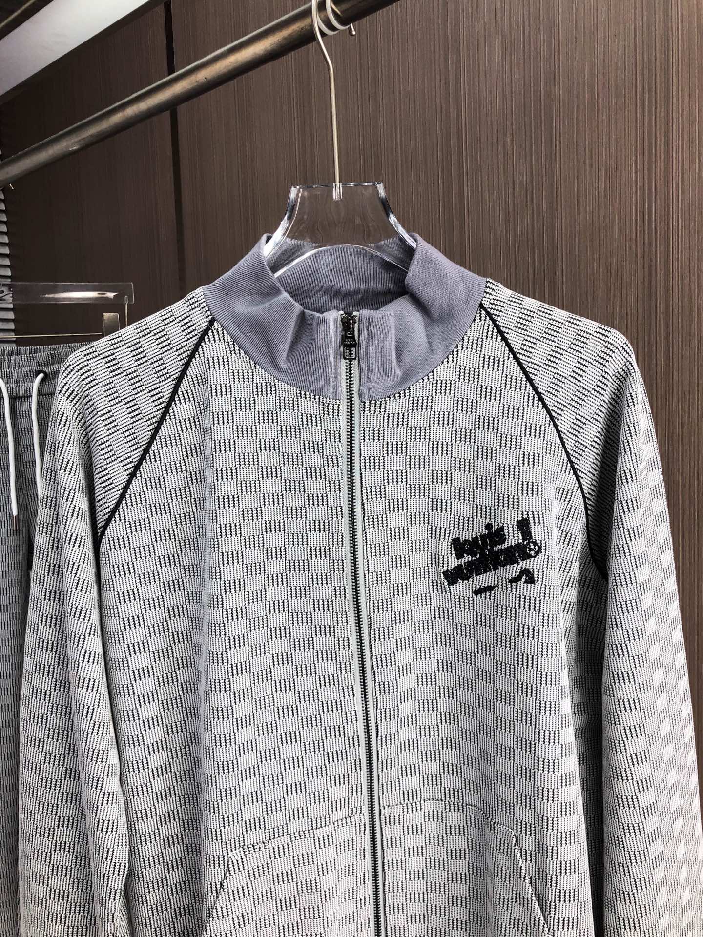 LV*（套装不分开）𝟐5𝐬s 秋冬新款 时尚休闲套装 品牌经典LOGO ，舒适度极好，手触感强烈。辨识度