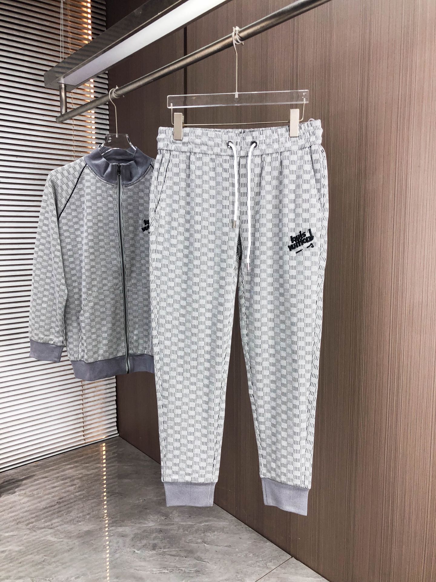 LV*（套装不分开）𝟐5𝐬s 秋冬新款 时尚休闲套装 品牌经典LOGO ，舒适度极好，手触感强烈。辨识度