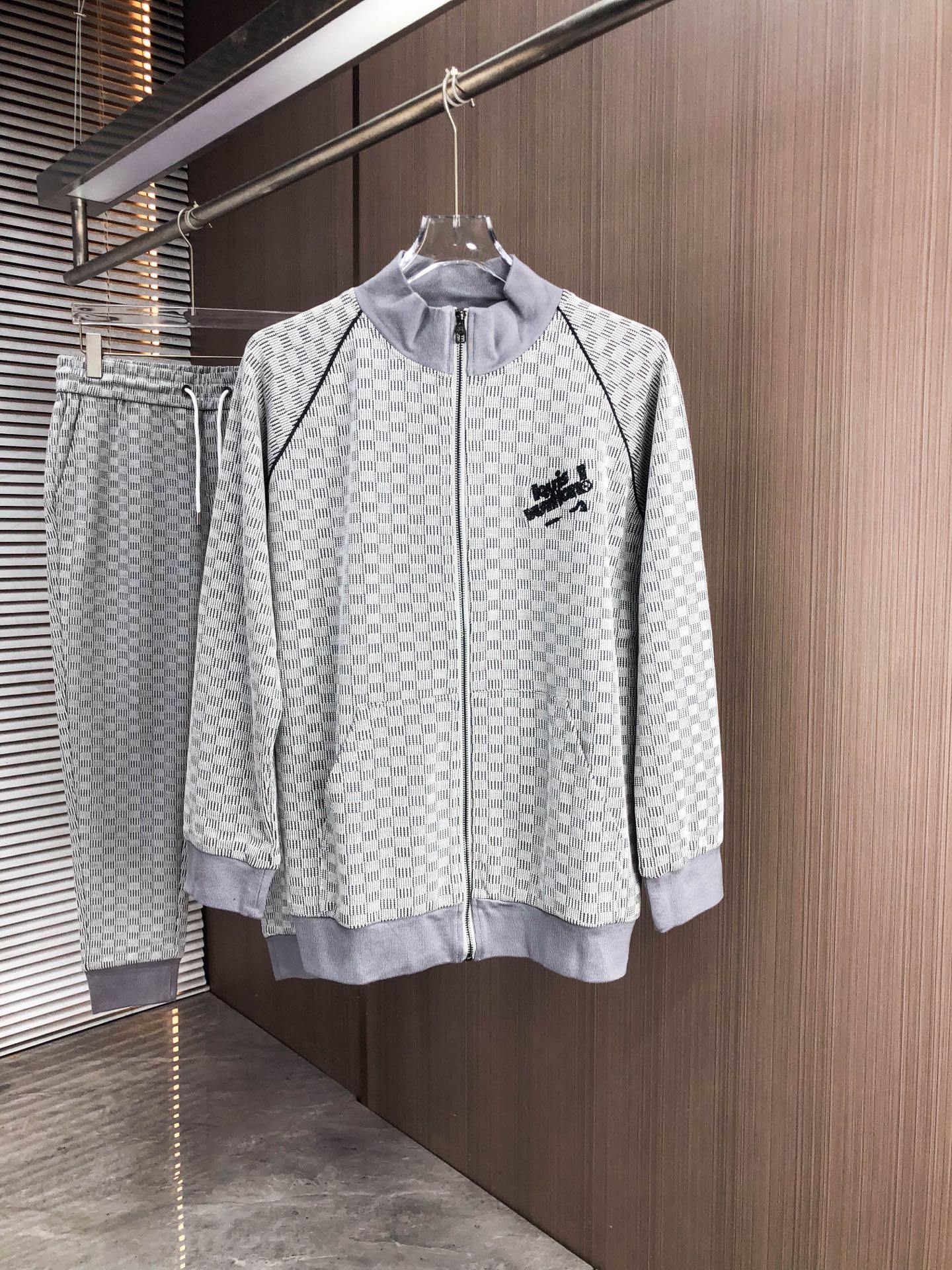 LV*（套装不分开）𝟐5𝐬s 秋冬新款 时尚休闲套装 品牌经典LOGO ，舒适度极好，手触感强烈。辨识度