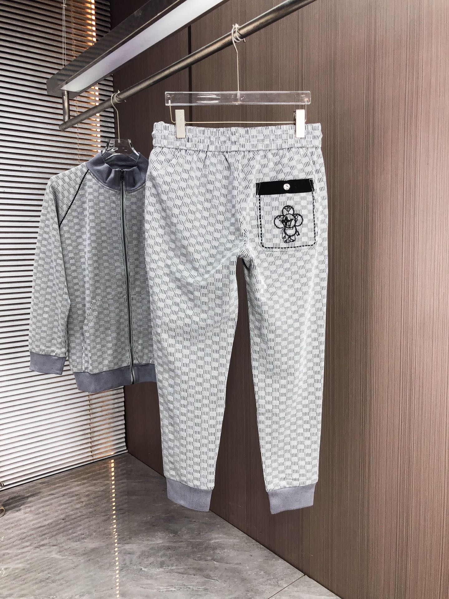 LV*（套装不分开）𝟐5𝐬s 秋冬新款 时尚休闲套装 品牌经典LOGO ，舒适度极好，手触感强烈。辨识度