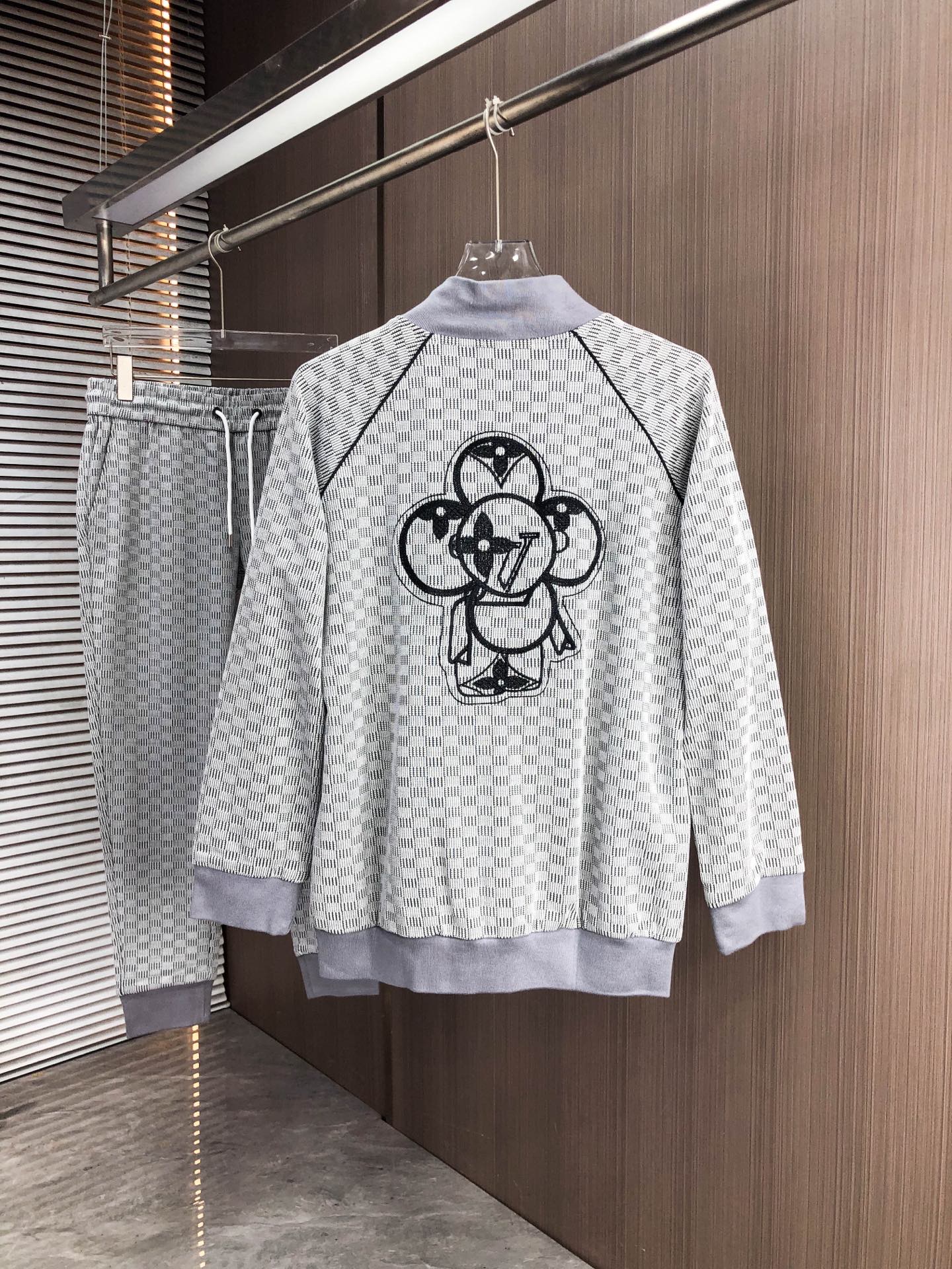 LV*（套装不分开）𝟐5𝐬s 秋冬新款 时尚休闲套装 品牌经典LOGO ，舒适度极好，手触感强烈。辨识度