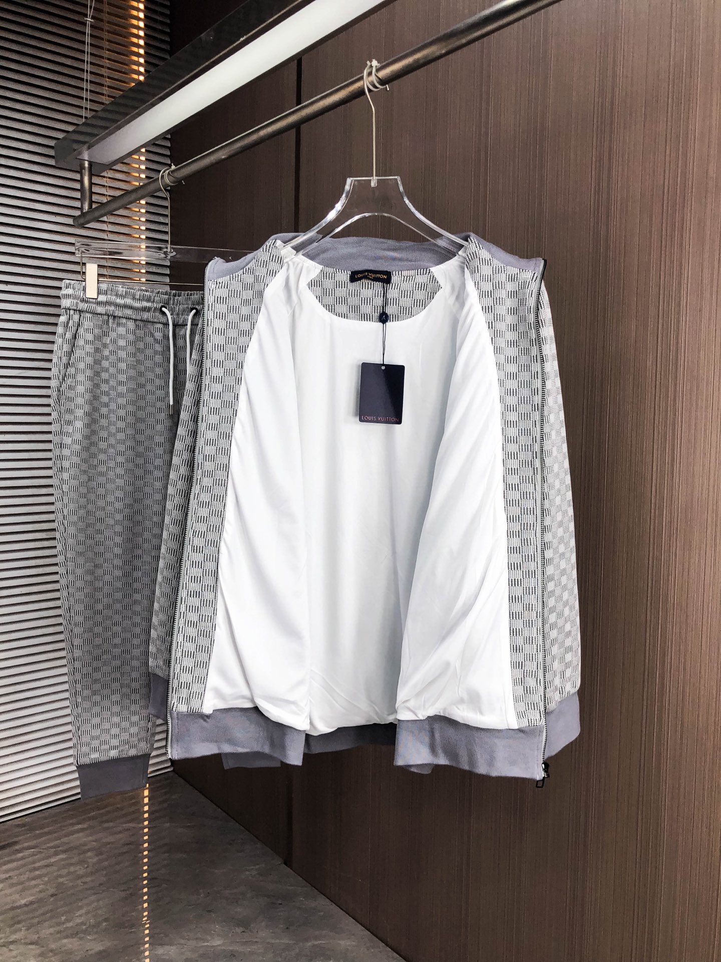 LV*（套装不分开）𝟐5𝐬s 秋冬新款 时尚休闲套装 品牌经典LOGO ，舒适度极好，手触感强烈。辨识度