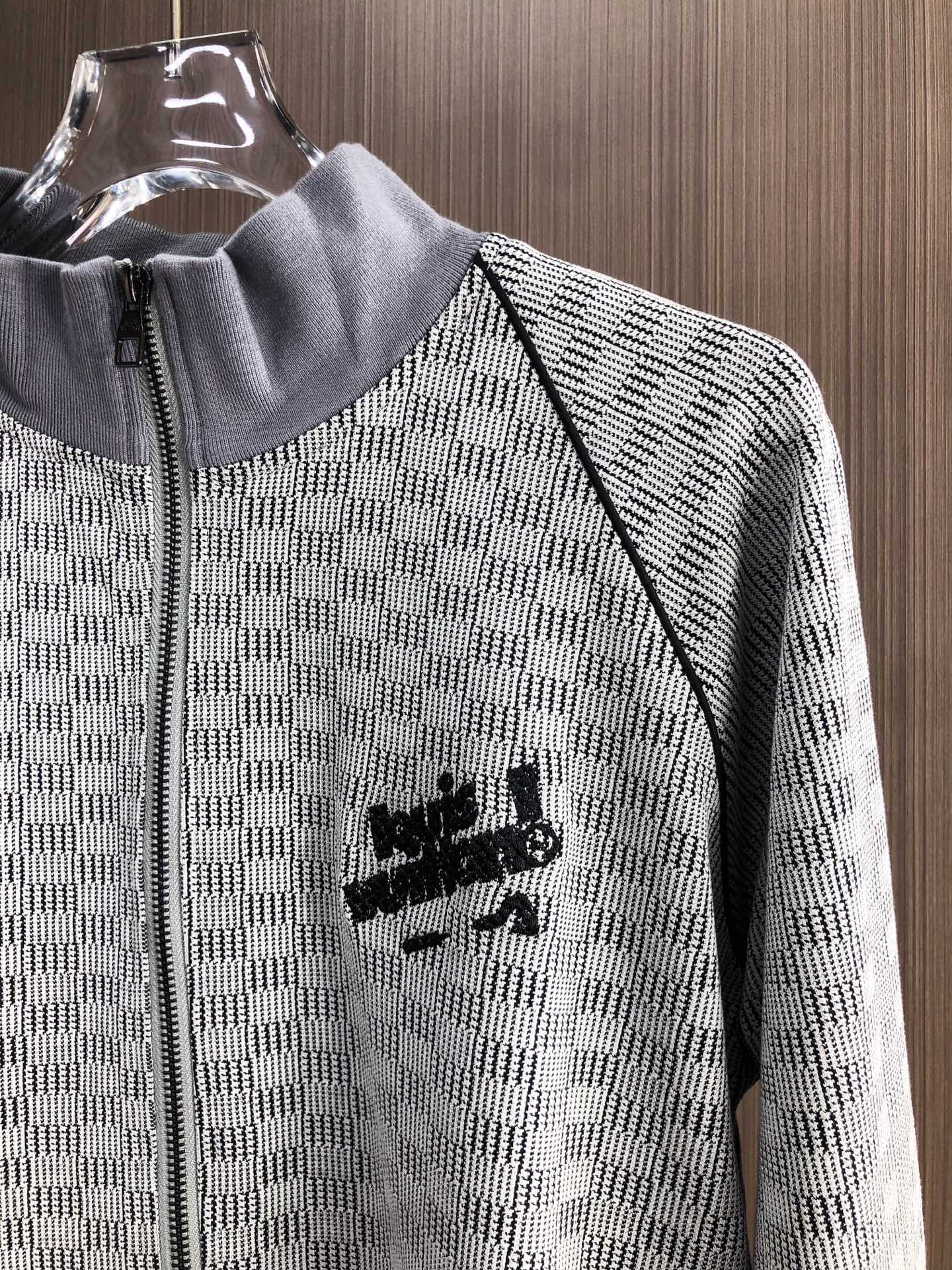 LV*（套装不分开）𝟐5𝐬s 秋冬新款 时尚休闲套装 品牌经典LOGO ，舒适度极好，手触感强烈。辨识度