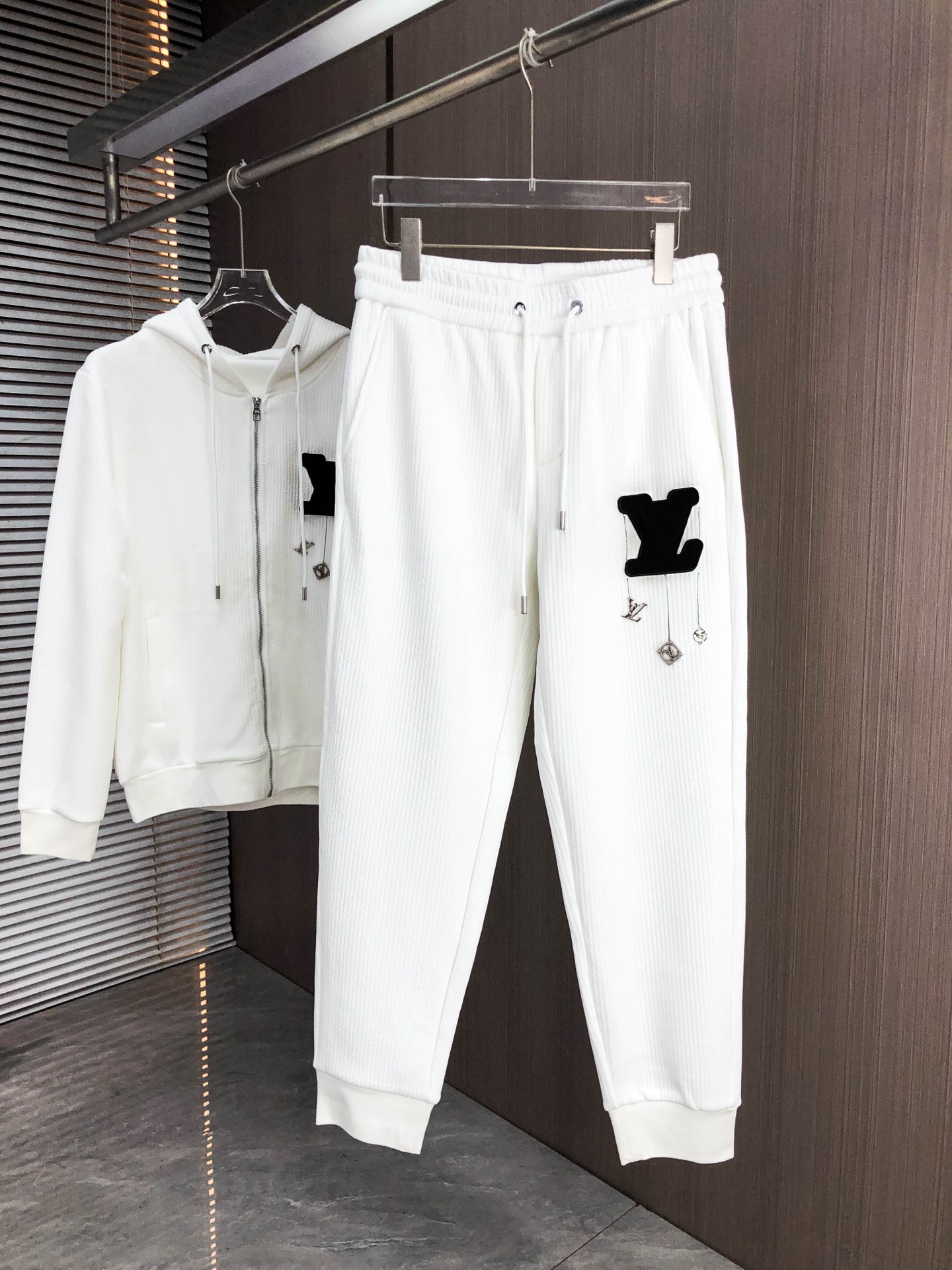 LV*（套装可分开）𝟐5𝐬s 秋冬新款 时尚休闲套装 品牌经典LOGO ，舒适度极好，手触感强烈。辨识度