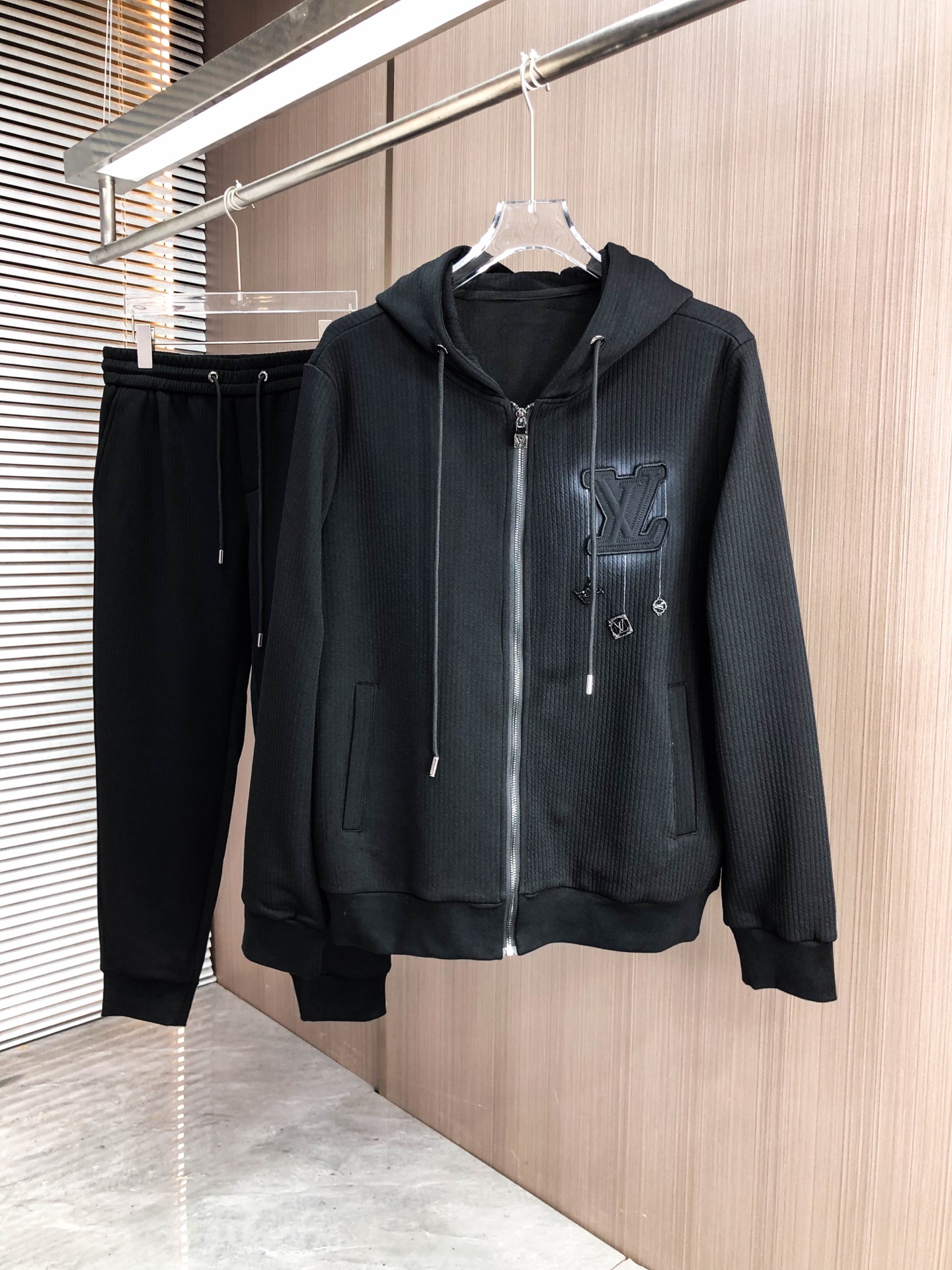 LV*（套装可分开）𝟐5𝐬s 秋冬新款 时尚休闲套装 品牌经典LOGO ，舒适度极好，手触感强烈。辨识度