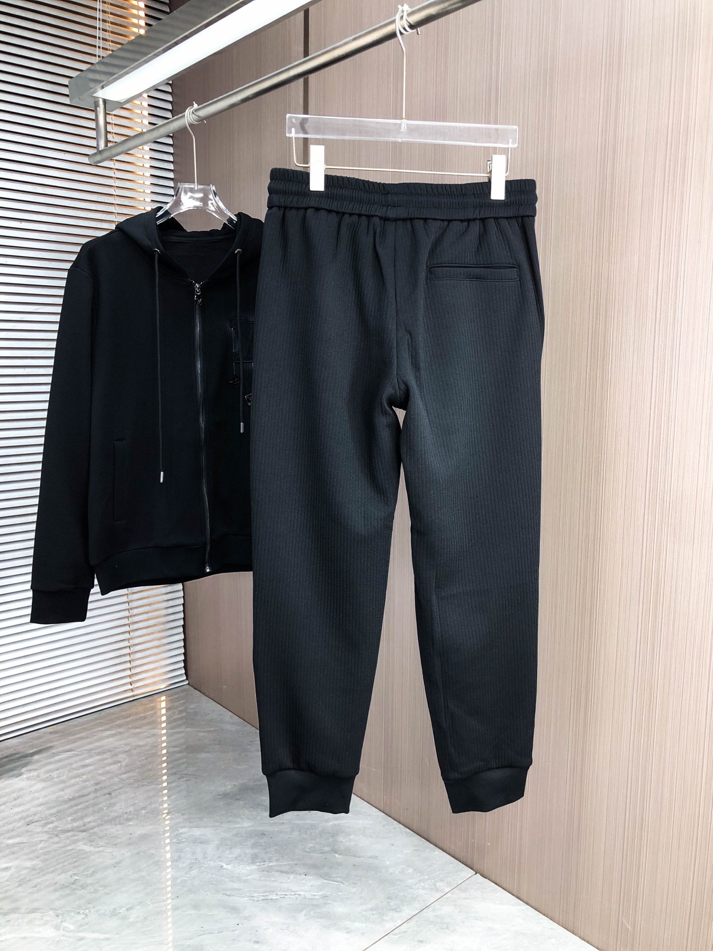 LV*（套装可分开）𝟐5𝐬s 秋冬新款 时尚休闲套装 品牌经典LOGO ，舒适度极好，手触感强烈。辨识度