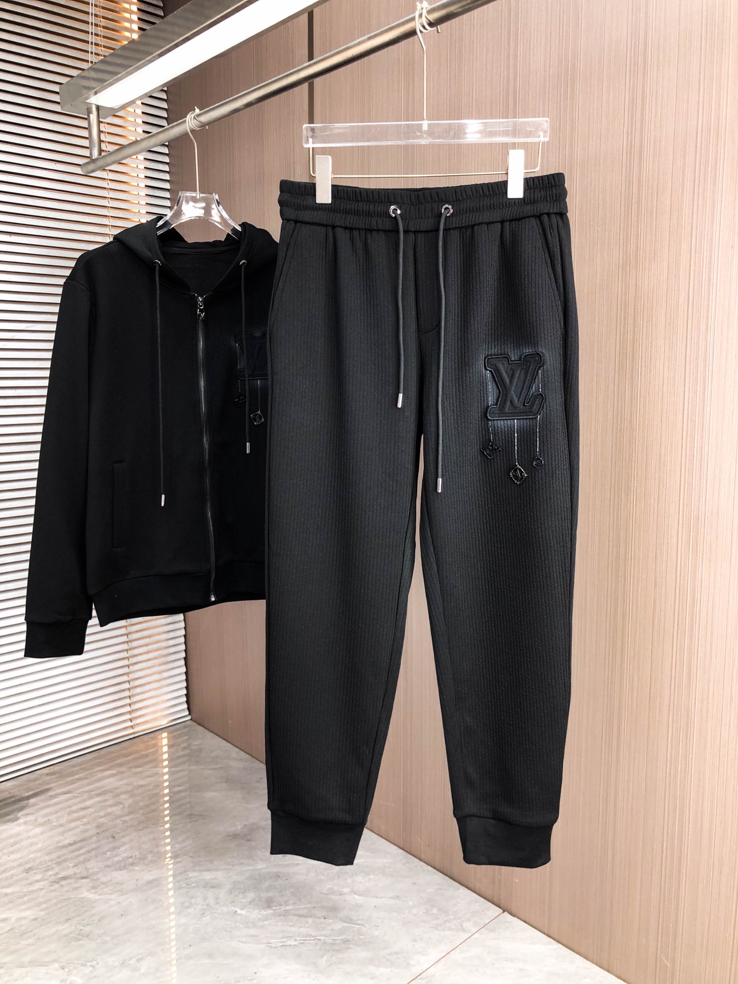 LV*（套装可分开）𝟐5𝐬s 秋冬新款 时尚休闲套装 品牌经典LOGO ，舒适度极好，手触感强烈。辨识度