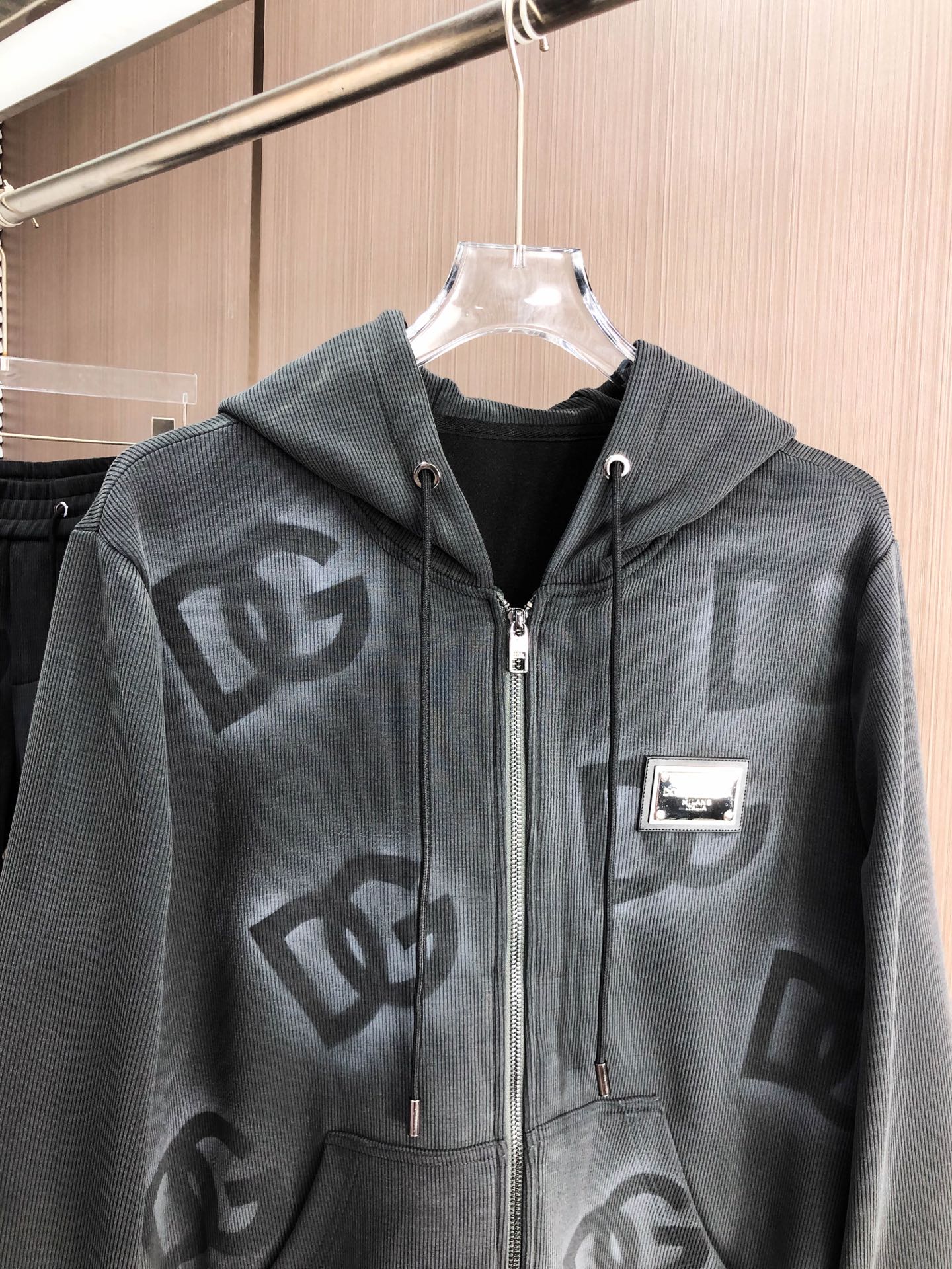 DG *（灰色）（套装可分开）𝟐5𝐬s 秋冬新款 时尚休闲套装 品牌经典LOGO ，舒适度极好，手触感强